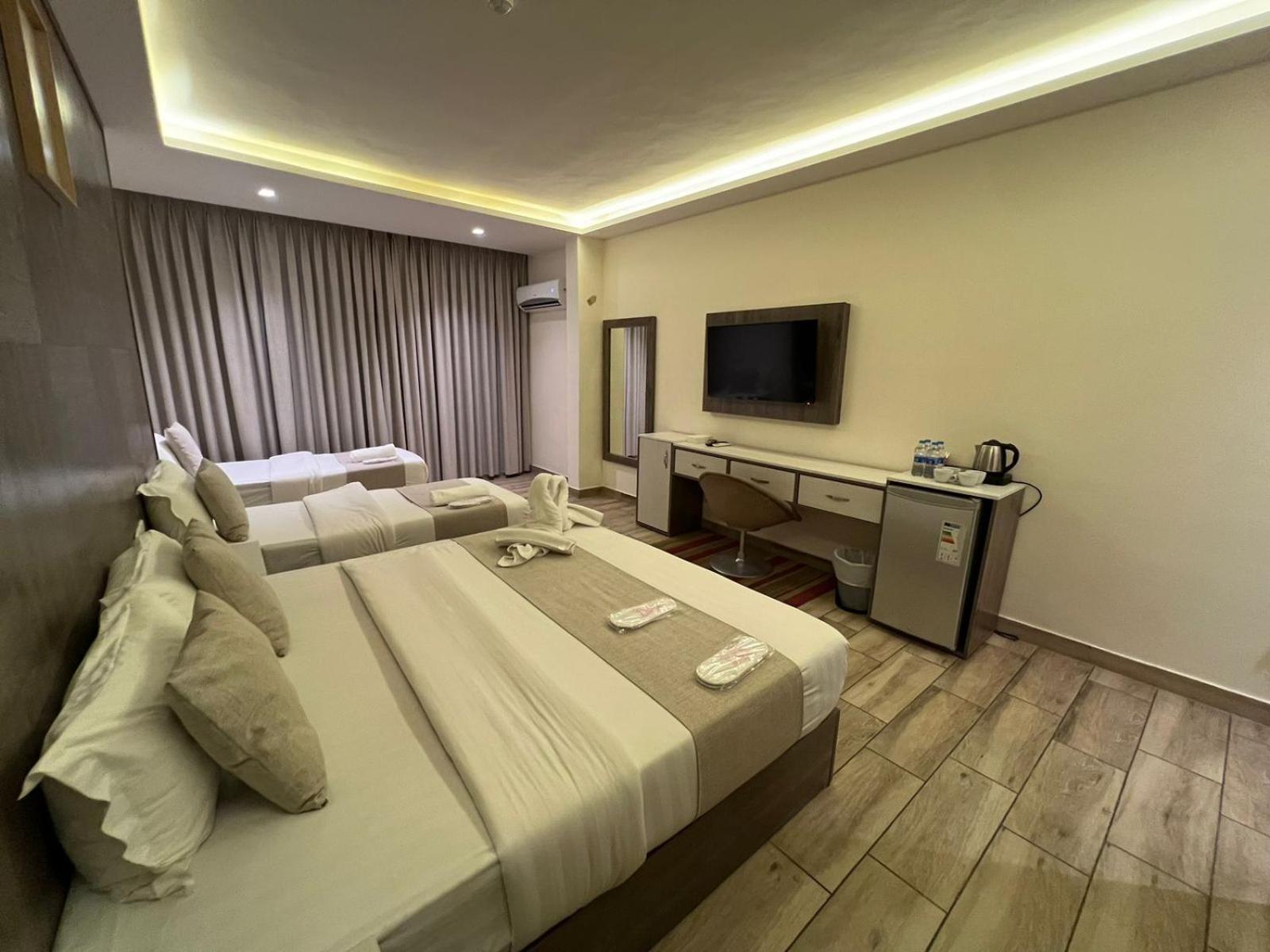 Deluxe Double Room (2 Adults + 1 Child) - Photo 2