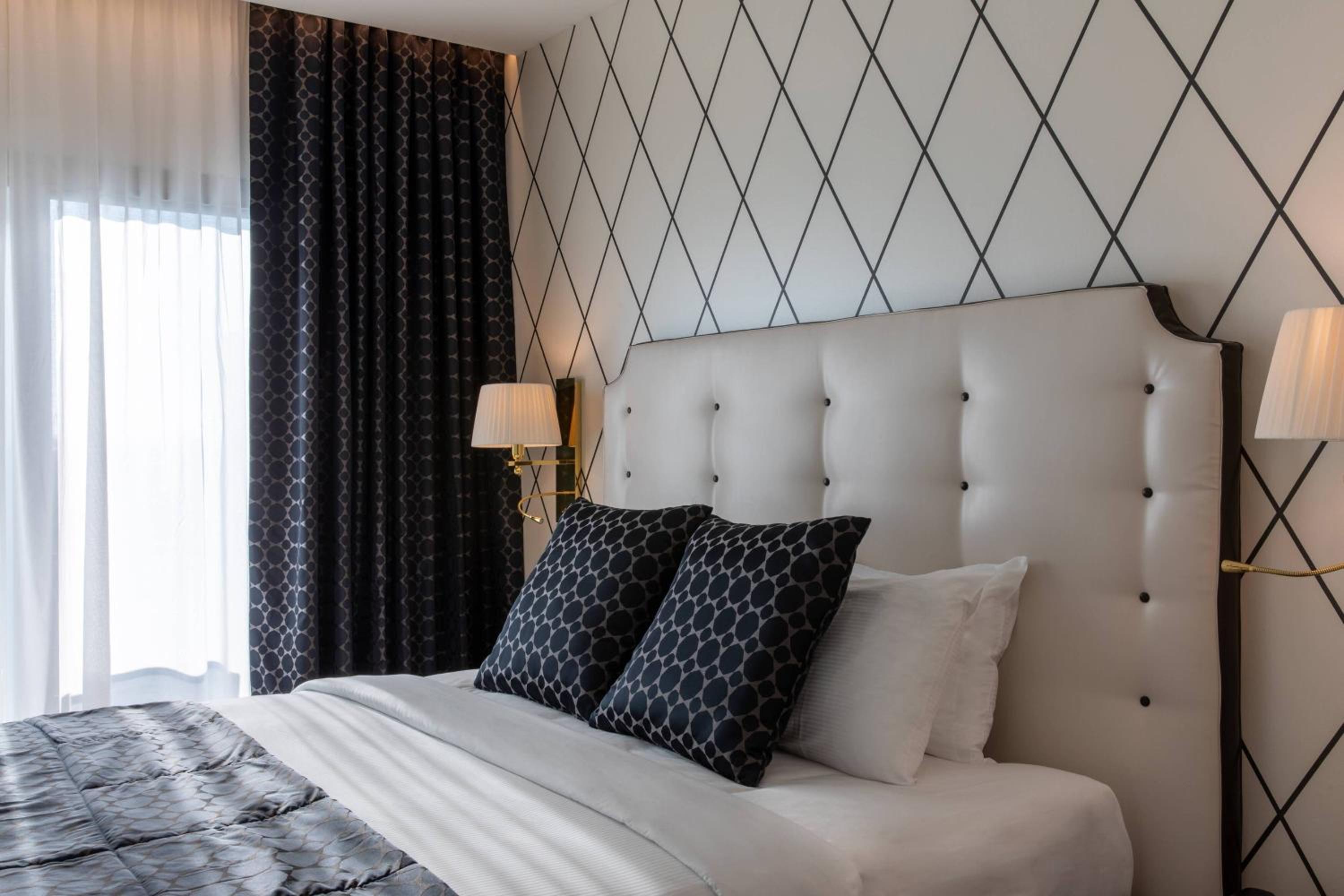 King Suite with Whirlpool thumbnail 6