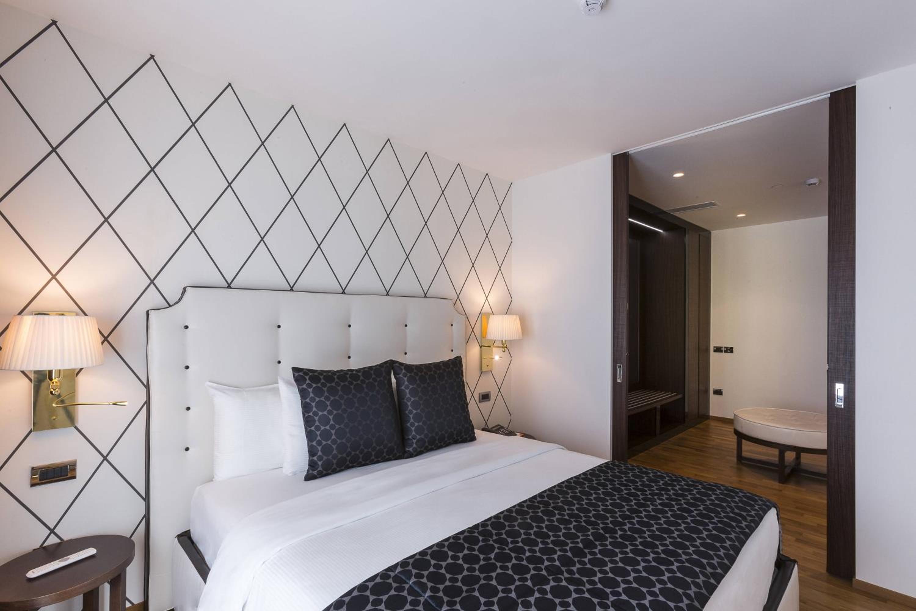 King Suite with Whirlpool thumbnail 6