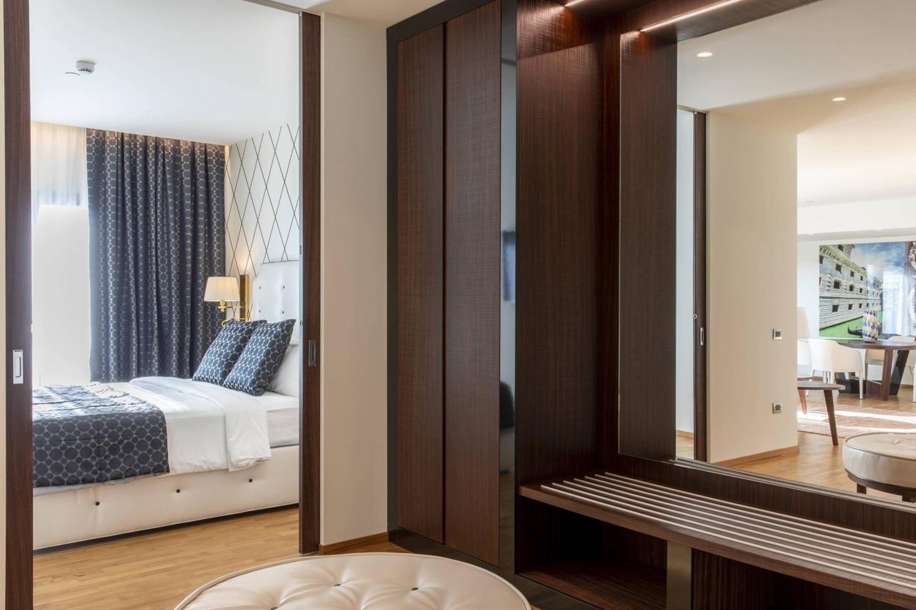 King Suite with Whirlpool thumbnail 5