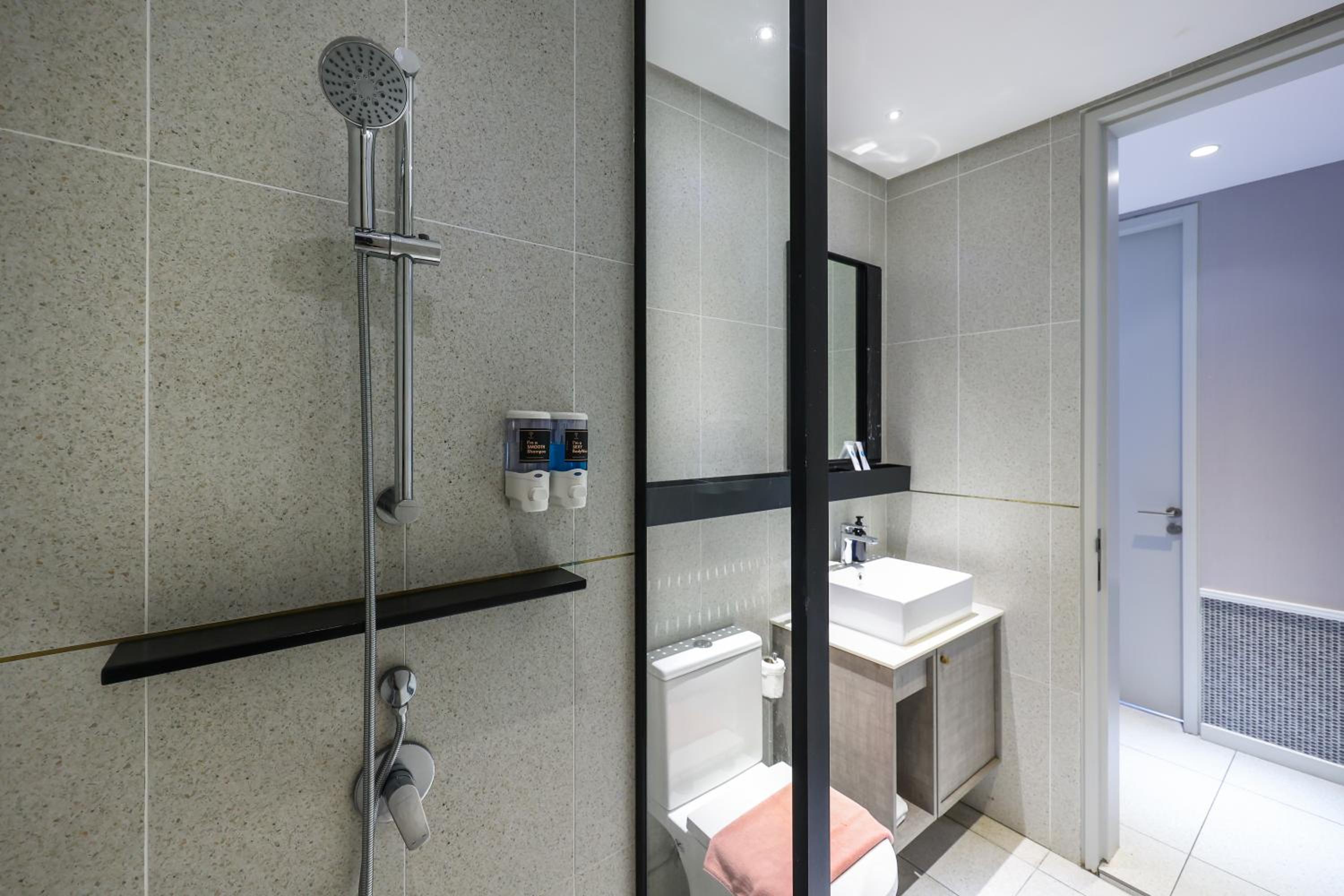2 Bedroom Suites with Bathtub