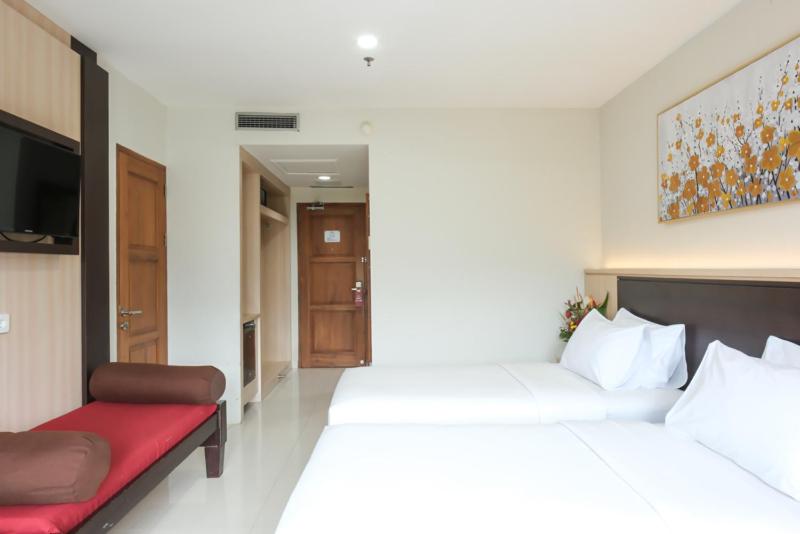 Deluxe Twin Room with City View - with Balcony - Photo 8