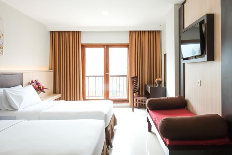 Deluxe Twin Room with City View - with Balcony - Photo 7