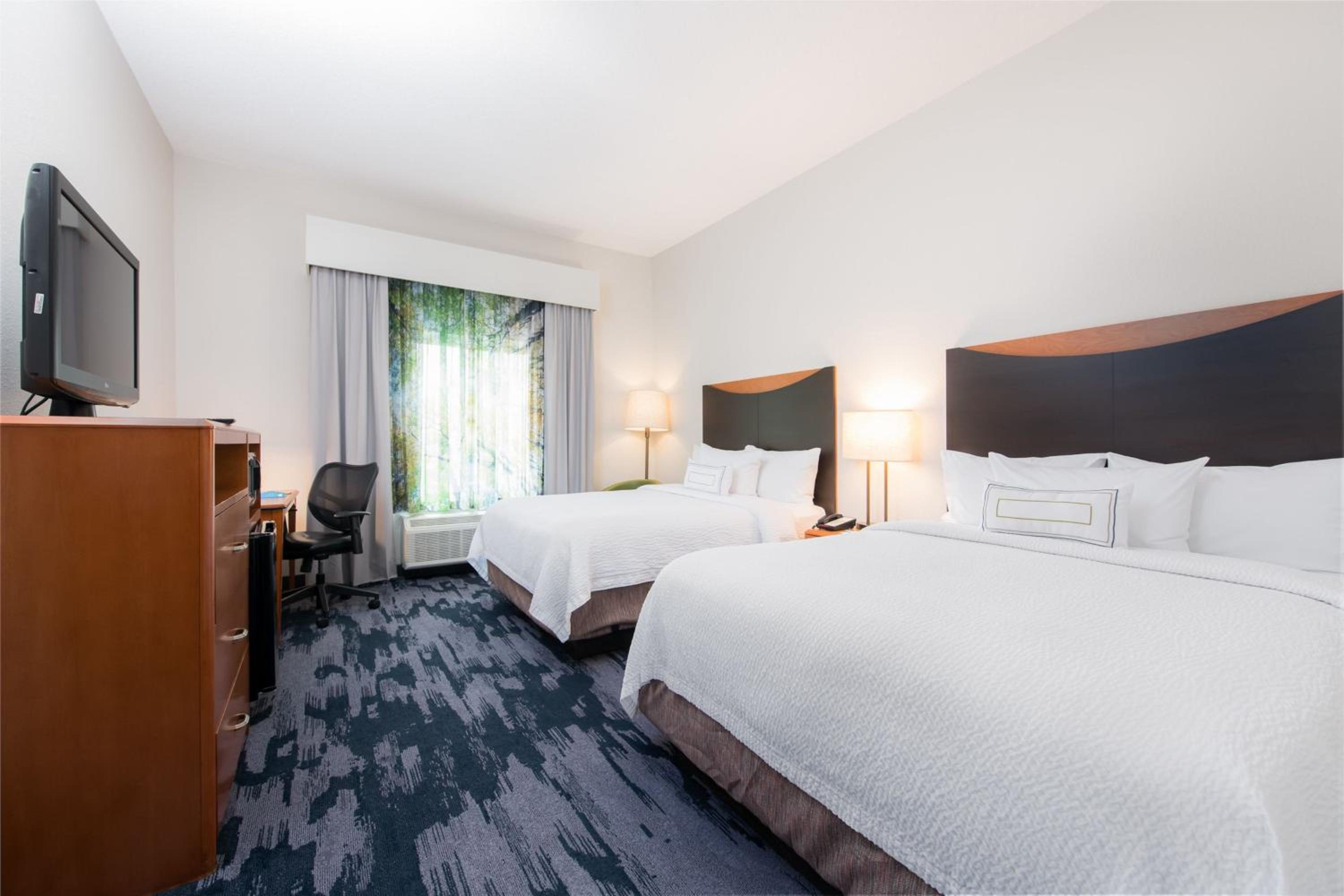 Queen Room with Two Queen Beds - Photo 6