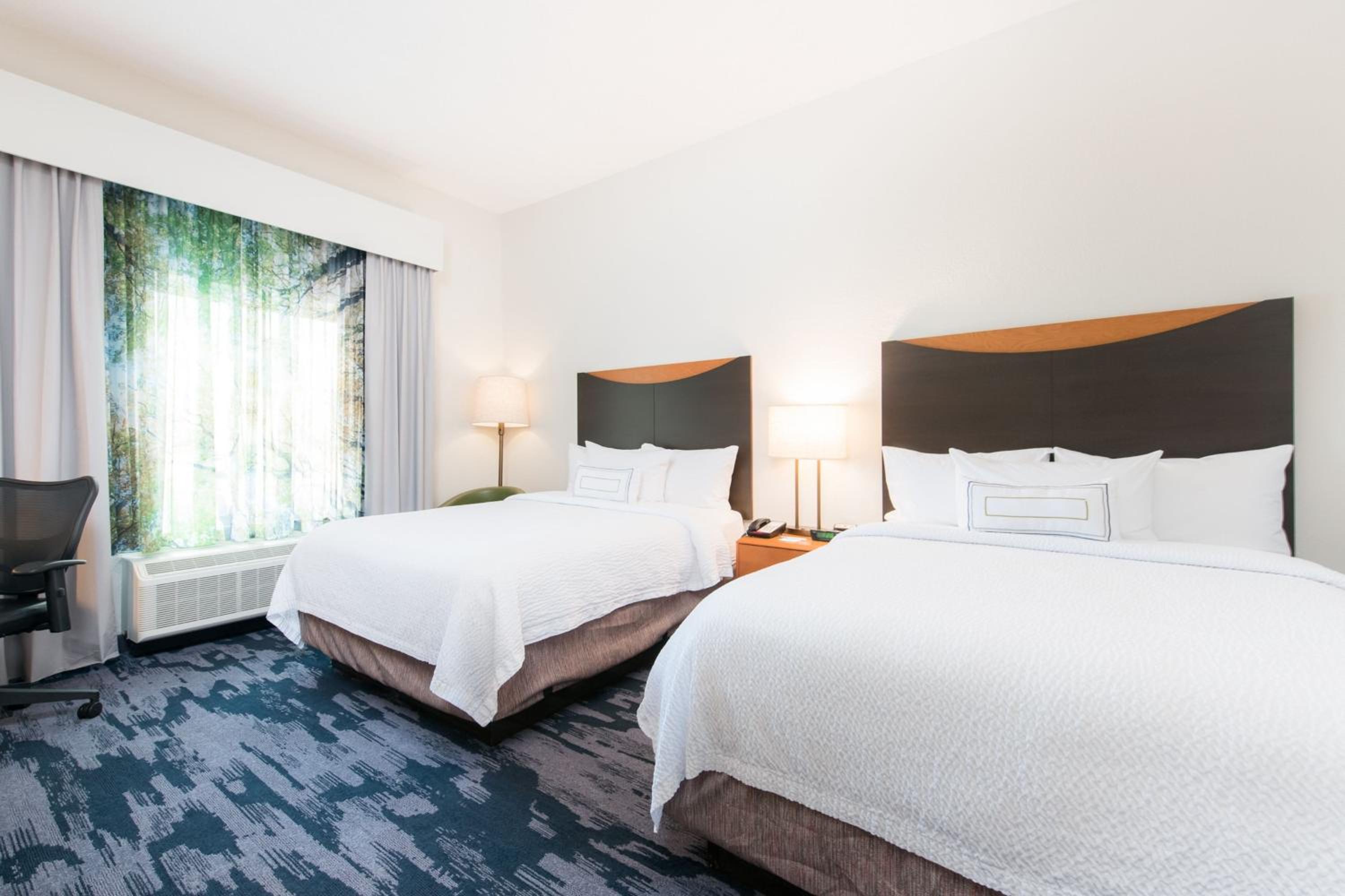 Queen Room with Two Queen Beds - Photo 5
