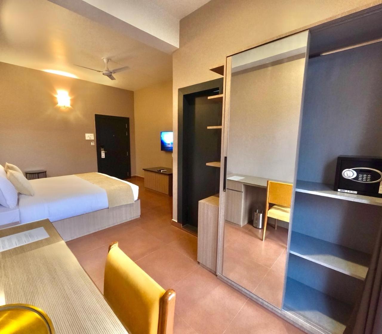 Deluxe Double Room with Balcony photo 3
