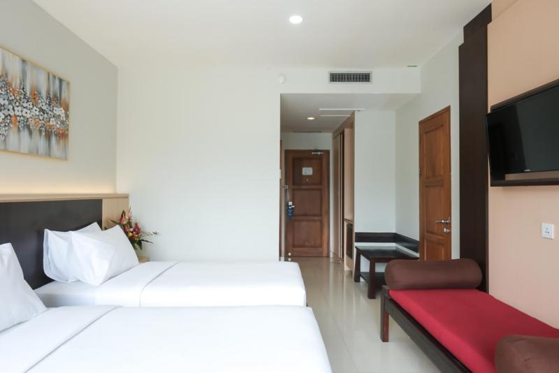 Deluxe Twin Room with Pool View - No Balcony - Photo 8