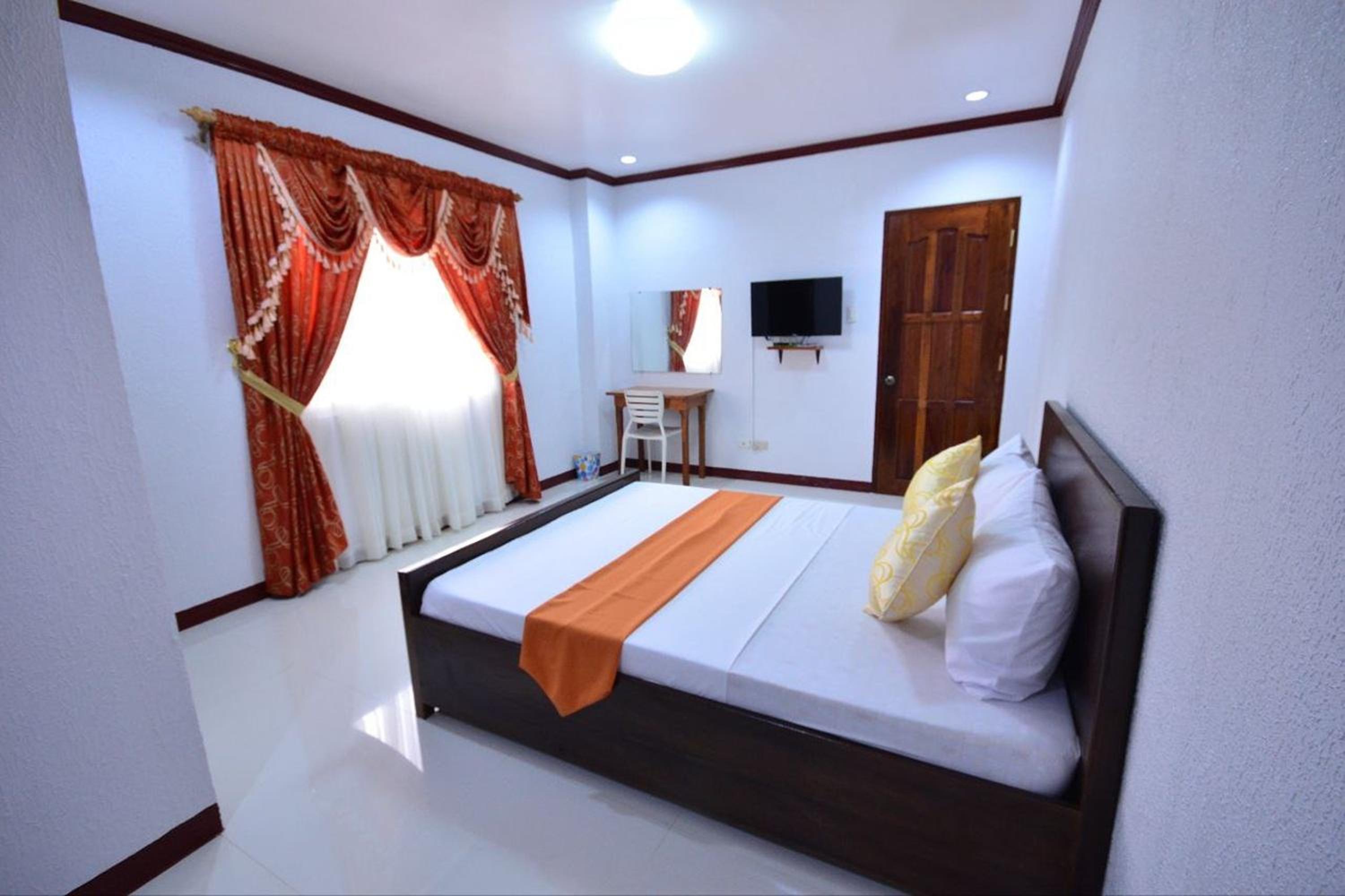 Queen Room with Balcony photo 2