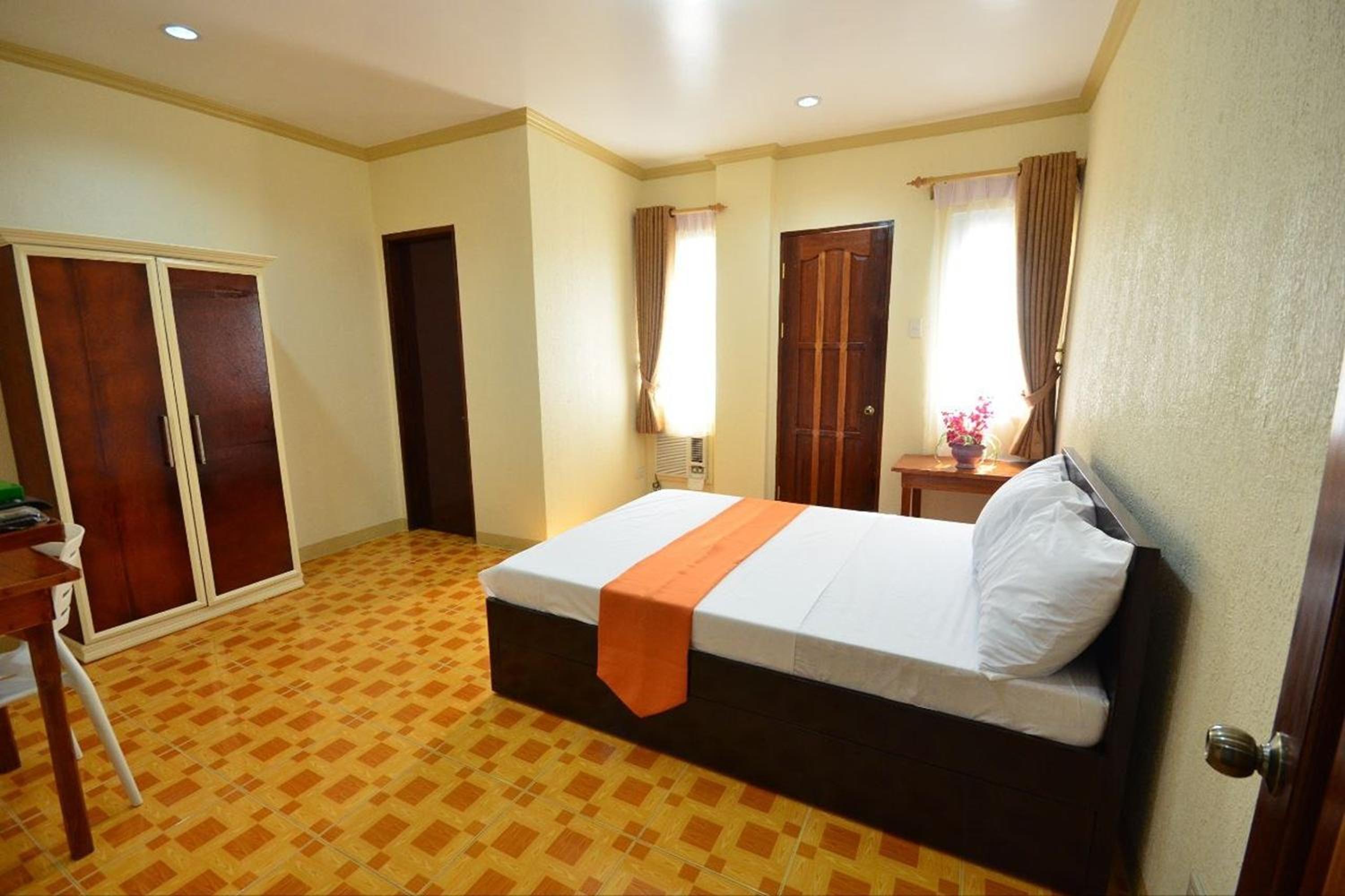 Queen Room with Balcony photo 3