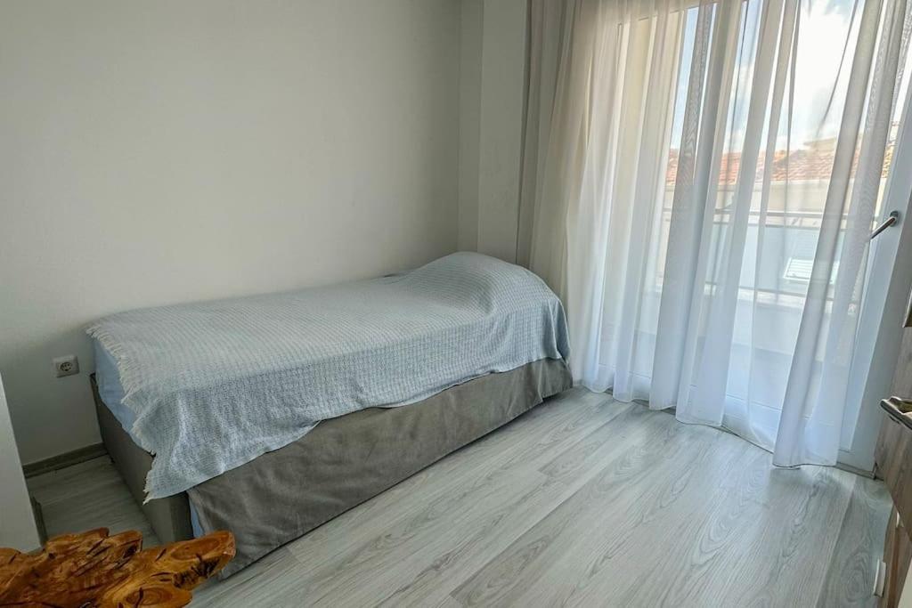 Three-Bedroom Apartment photo 2