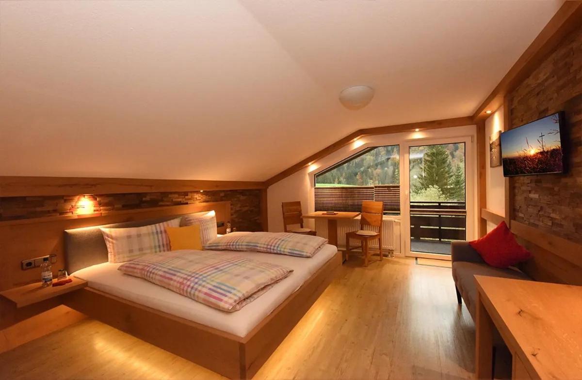 Large Double Room photo 1