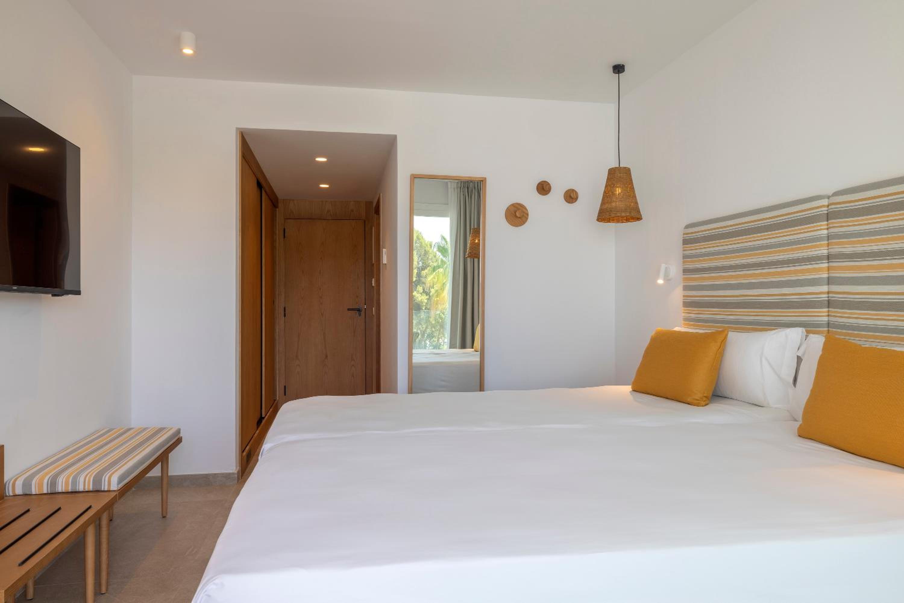 Twin room with Balcony and Partial Beach View