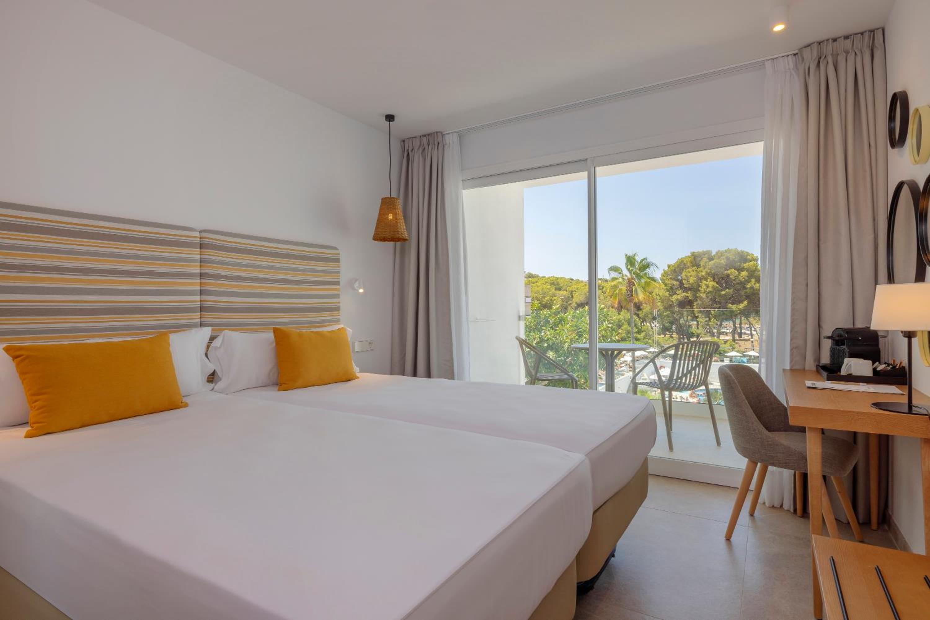 Twin room with Balcony and Partial Beach View