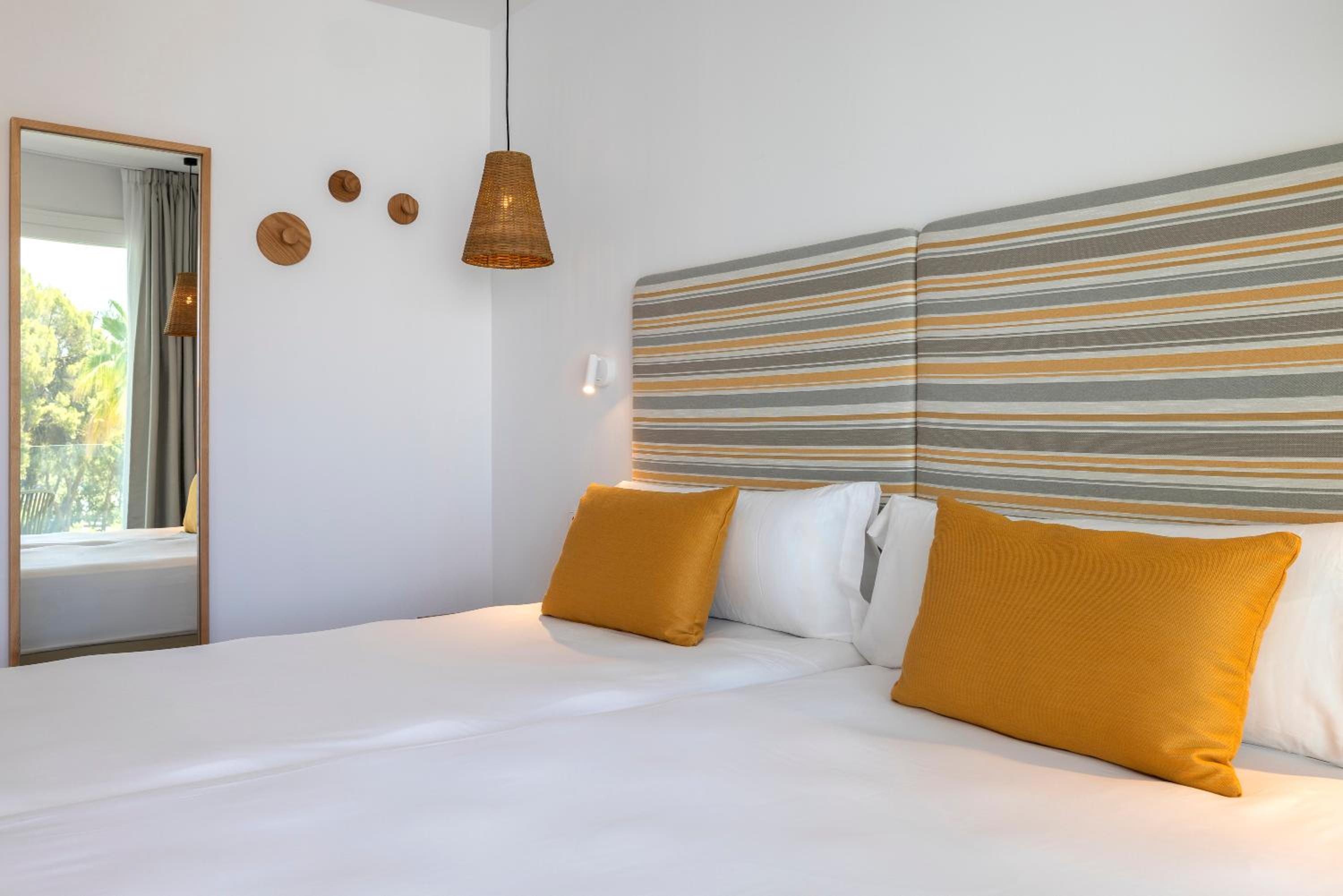 Twin room with Balcony and Partial Beach View thumbnail 6