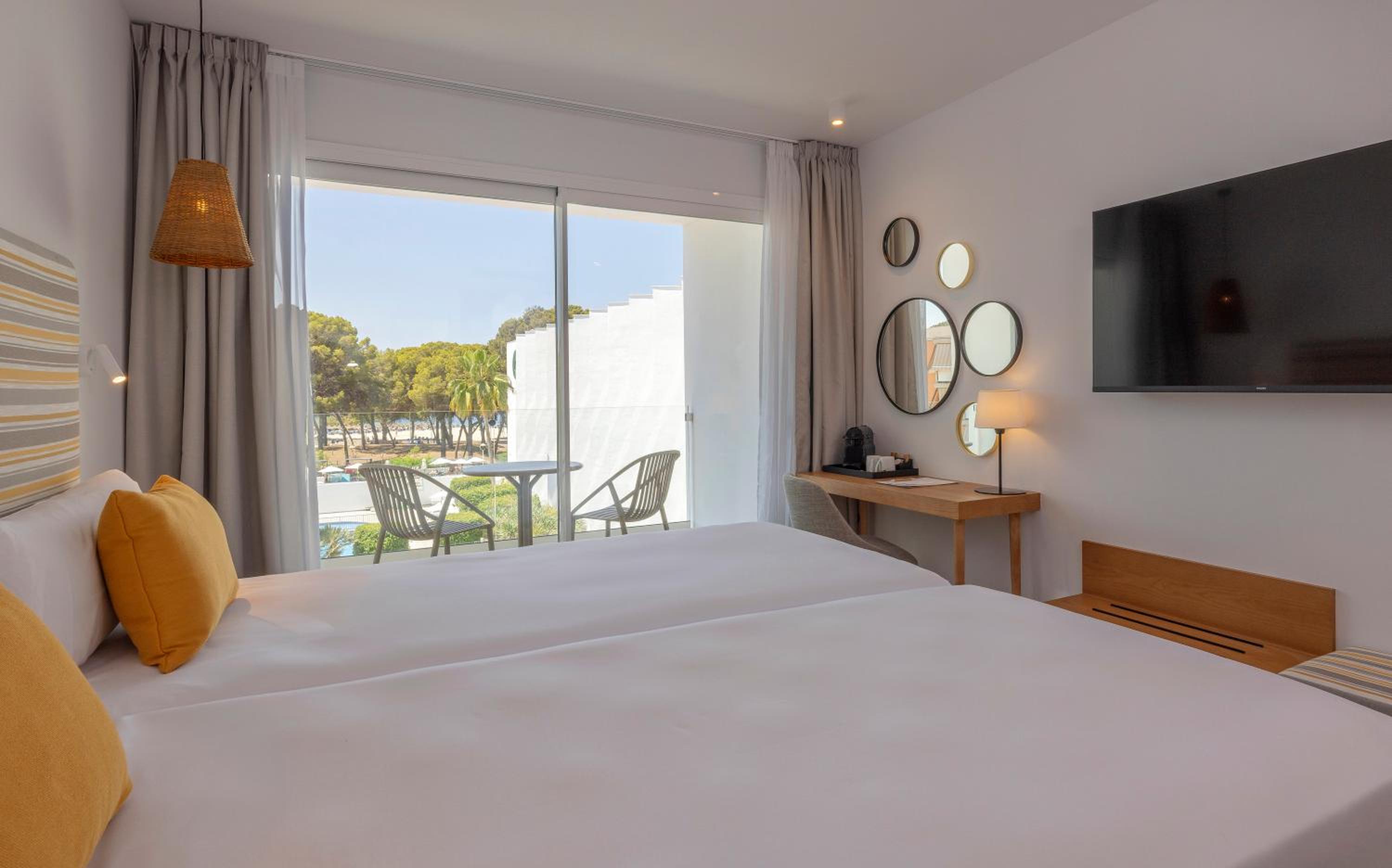 Twin room with Balcony and Partial Beach View thumbnail 6
