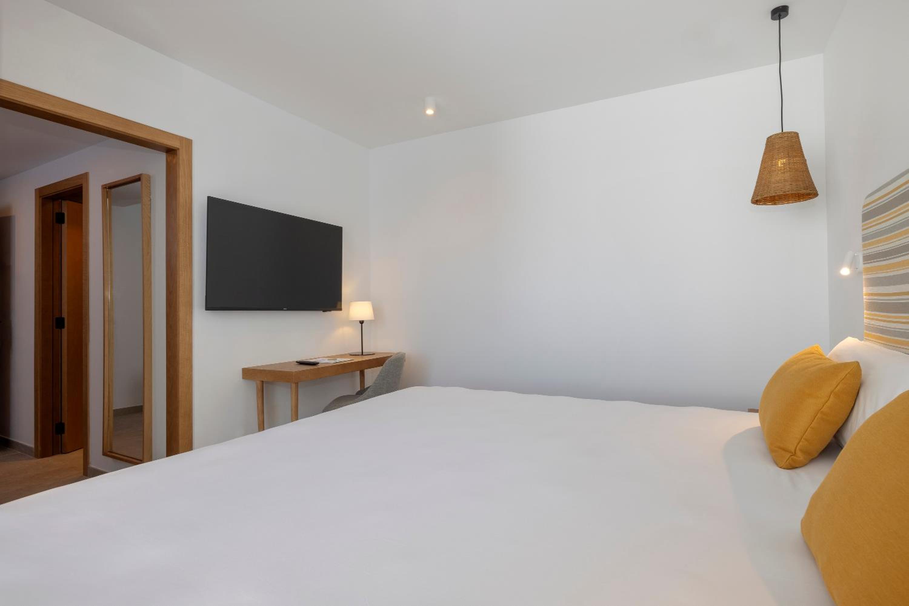 Junior Suite with Balcony thumbnail 5