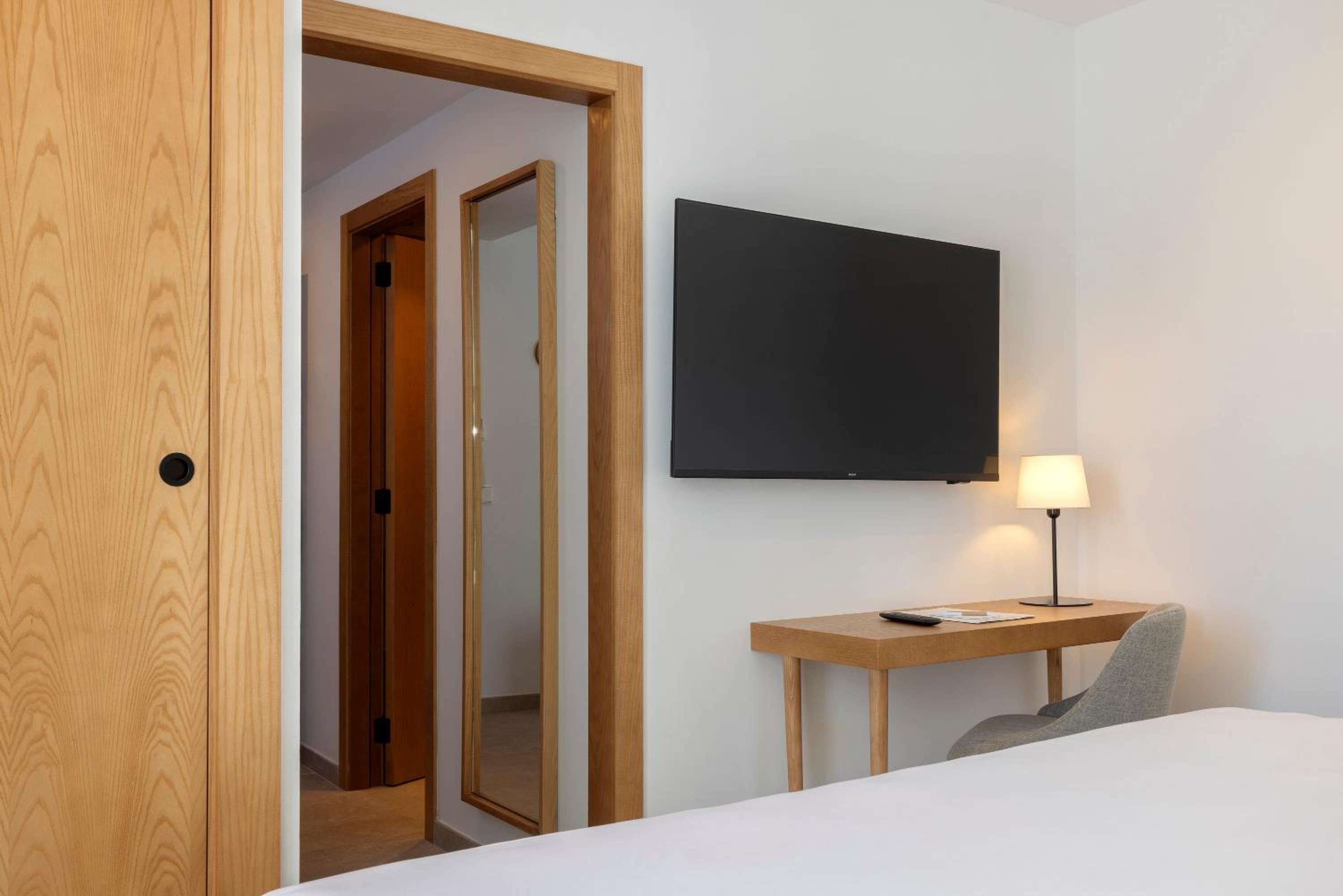 Junior Suite with Balcony thumbnail 6