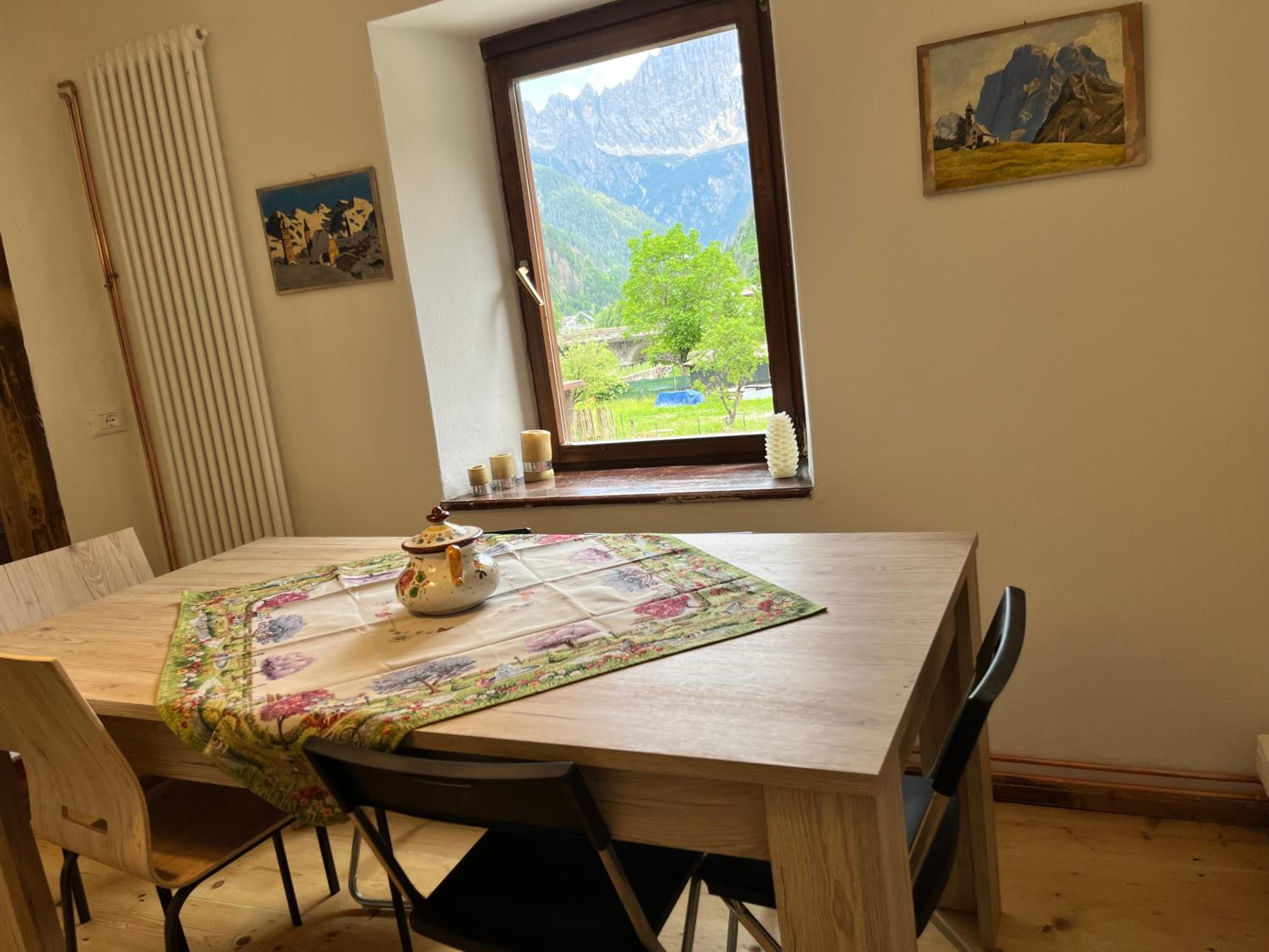One-Bedroom Apartment with Balcony and Mountain View   photo 2