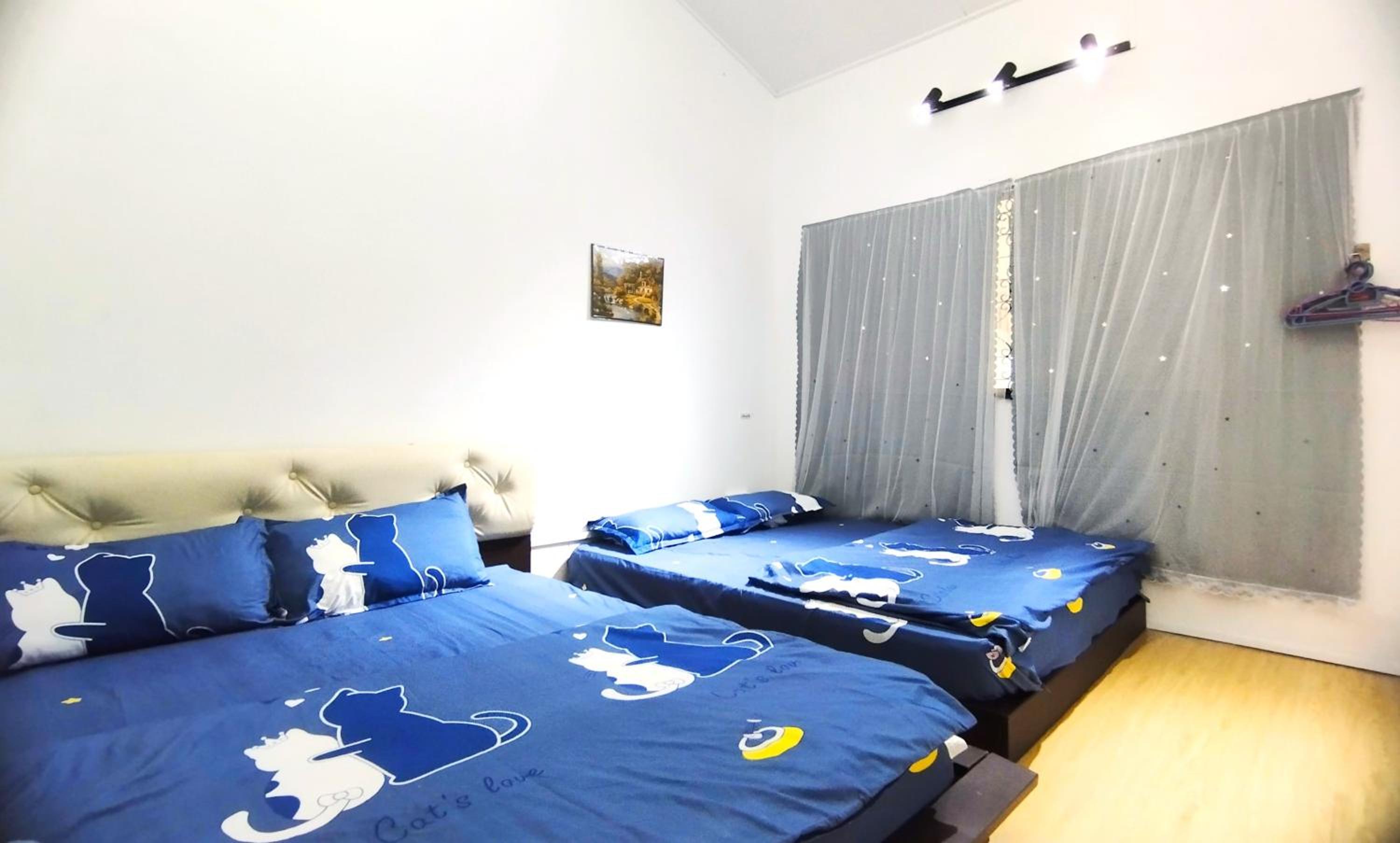 Five-Bedroom House photo 3
