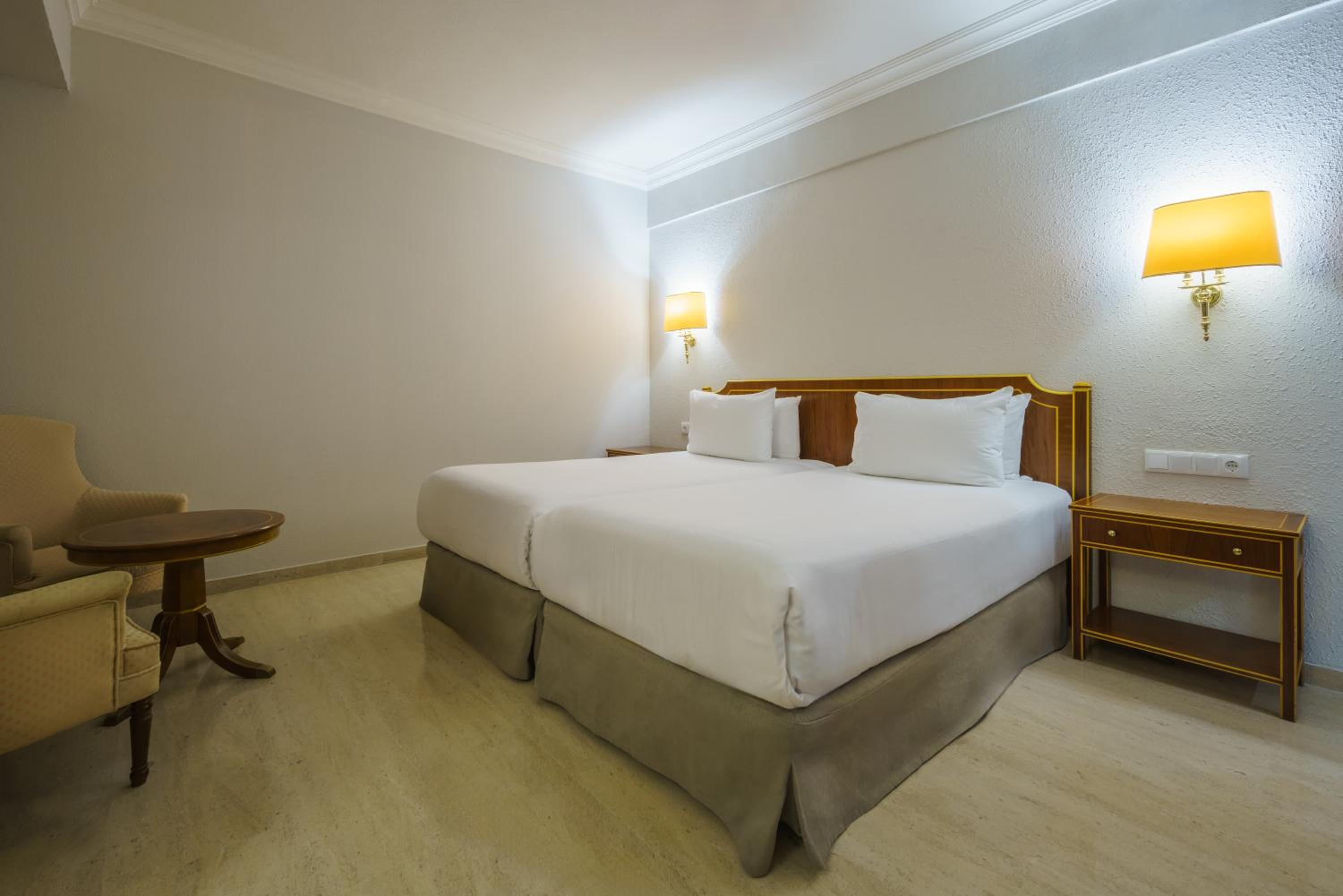 Double or Twin Room with Parking - Photo 2
