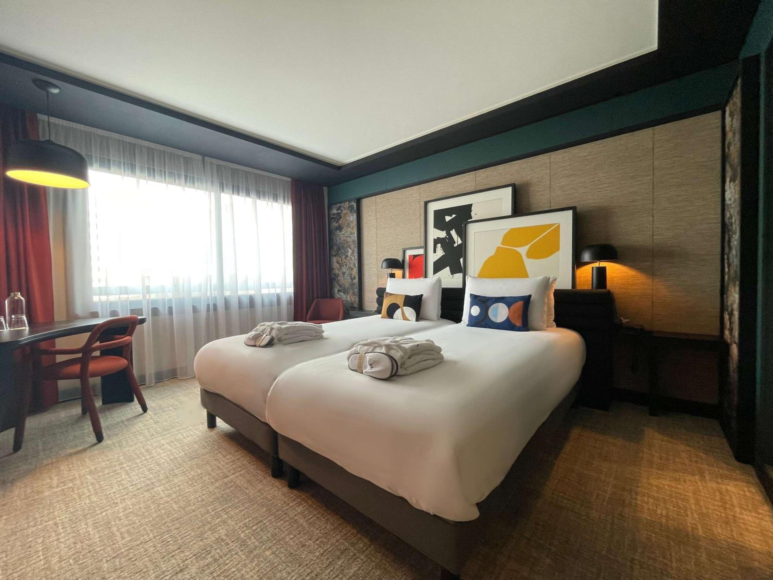 Design Room with Two Single Beds - Photo 2