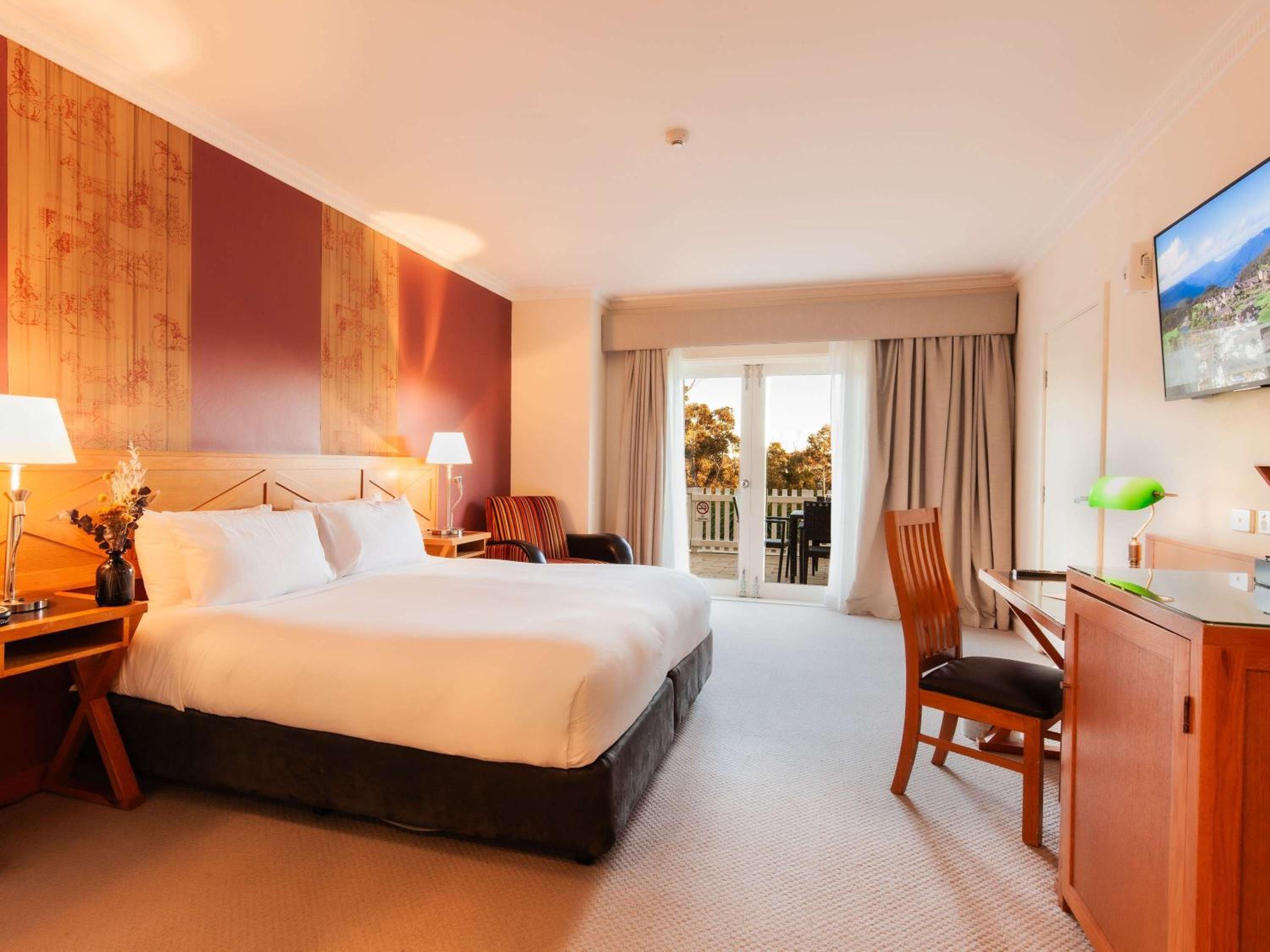 Superior Courtyard Room with King Bed - Photo 13