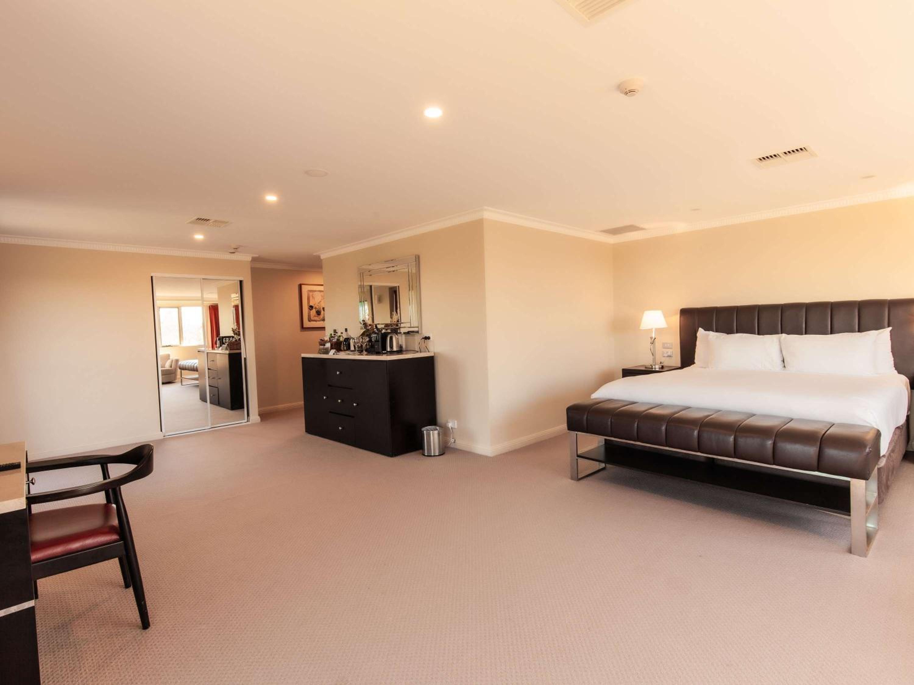 Junior King Suite - Photo 1