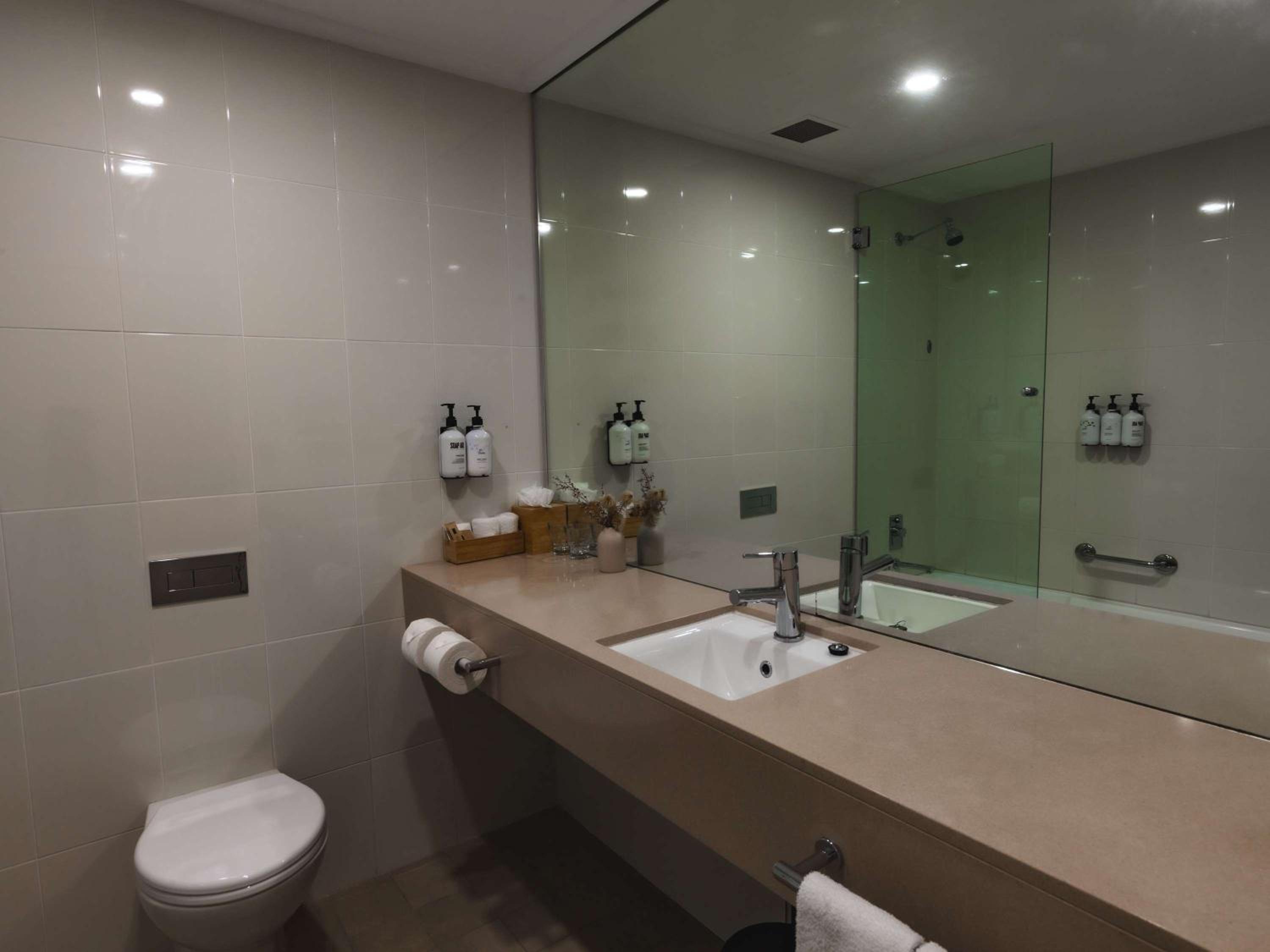 Deluxe Room with Balcony - Photo 14