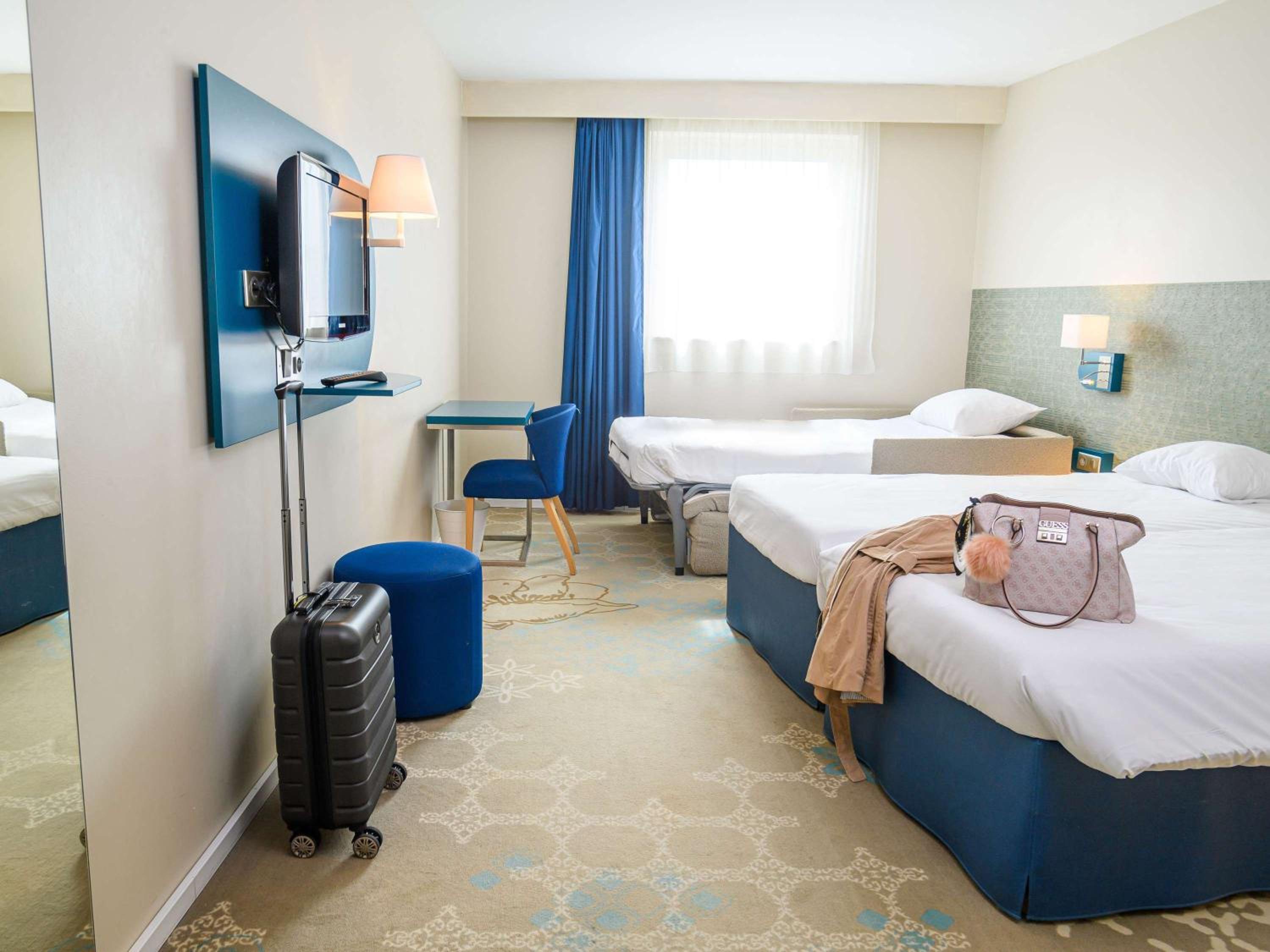 Standard Twin Room with Sofa - Photo 8