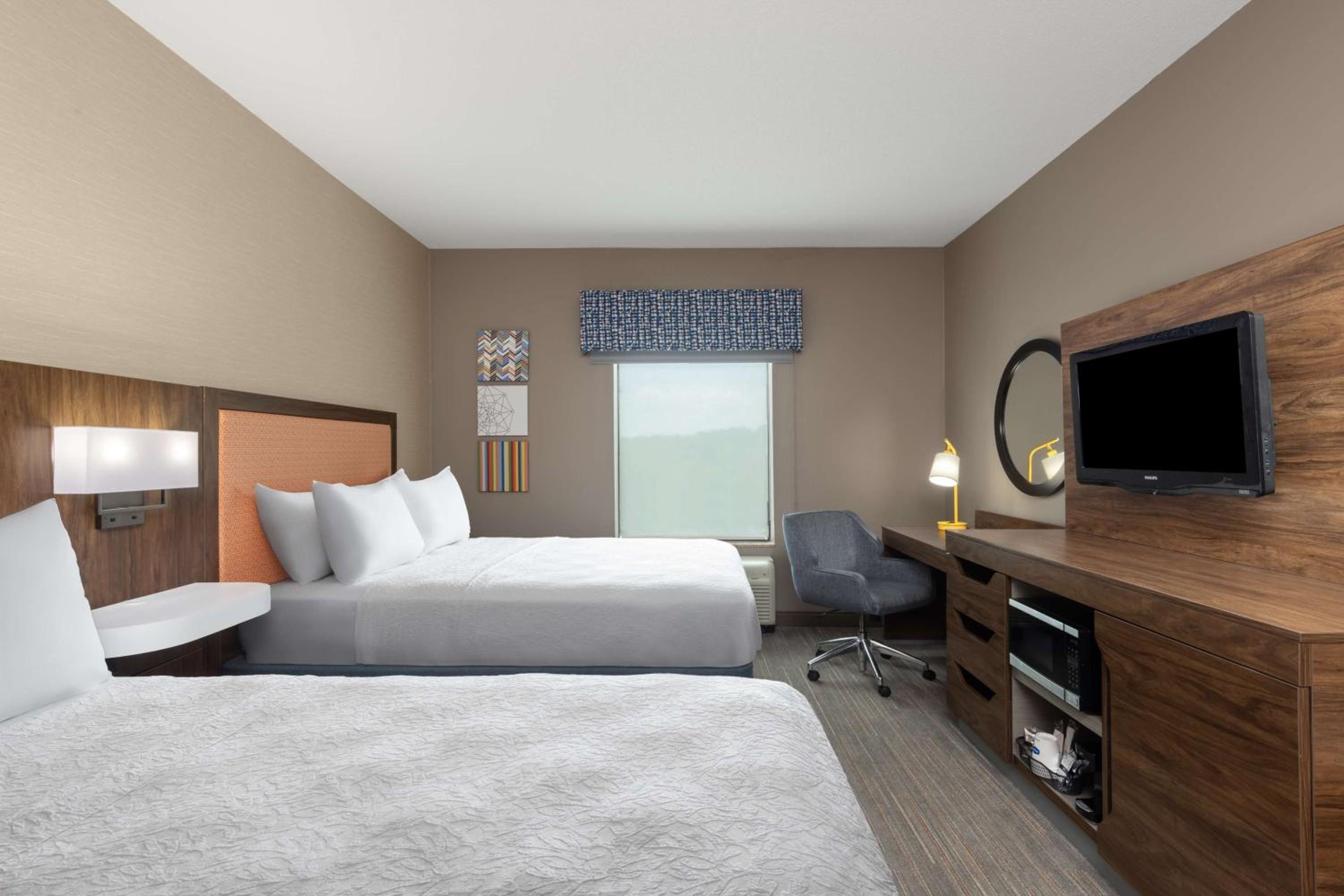Room with Two Queen Beds - Non-Smoking - Photo 3