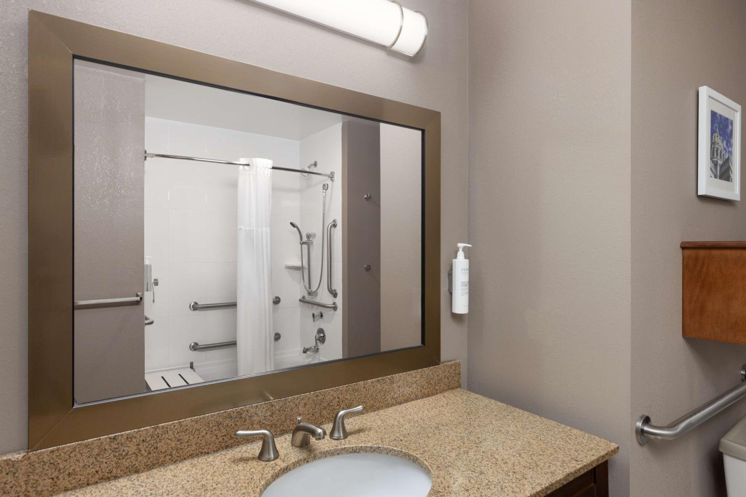 King Room with Accessible Tub - Mobility and Hearing Access/Non-Smoking photo 3