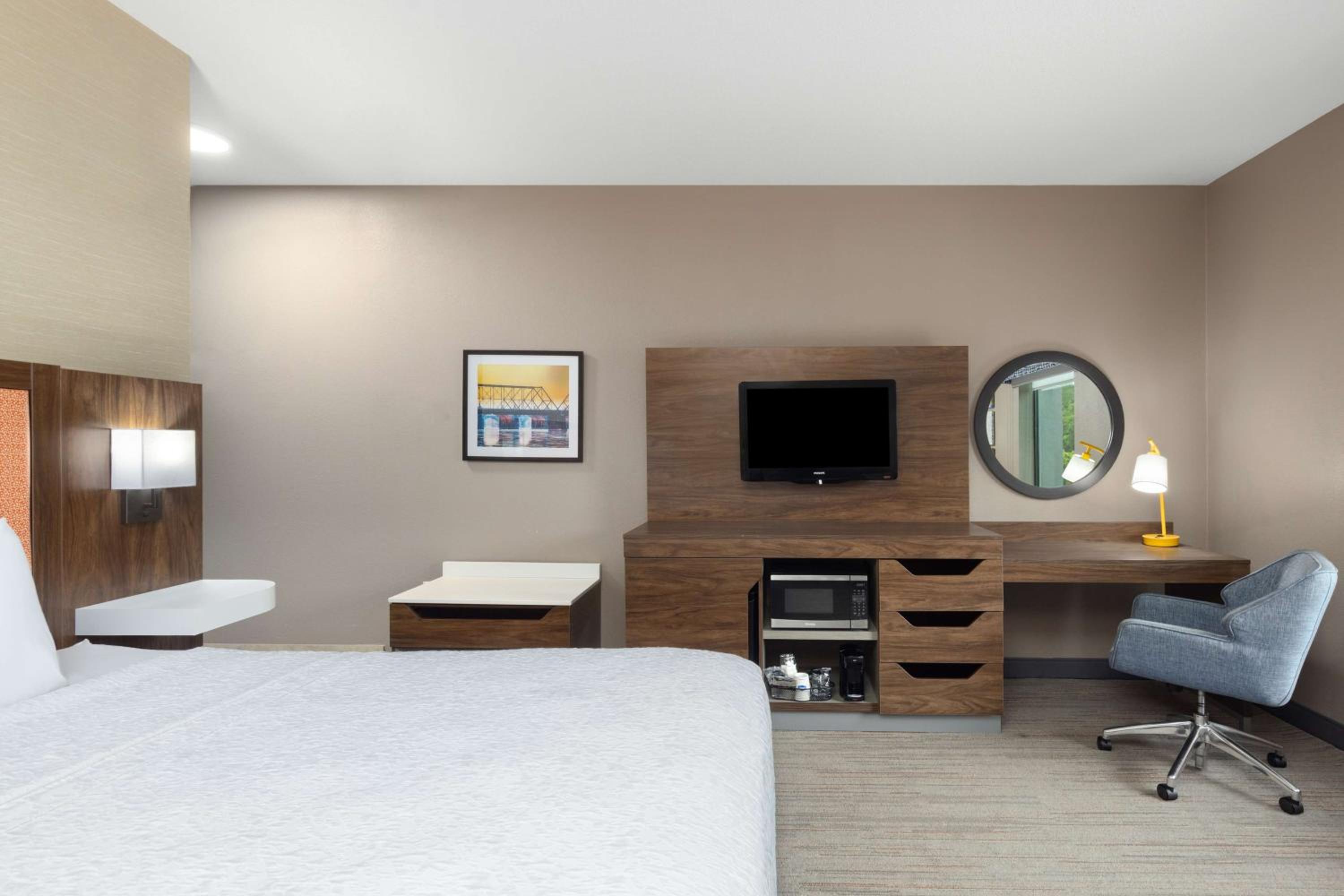 King Room with King Bed - Non-Smoking photo 3