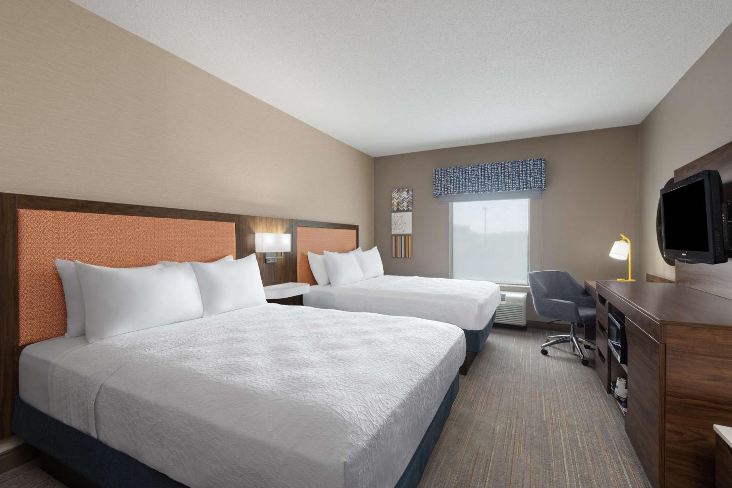 Room with Two Queen Beds - Non-Smoking - Photo 4