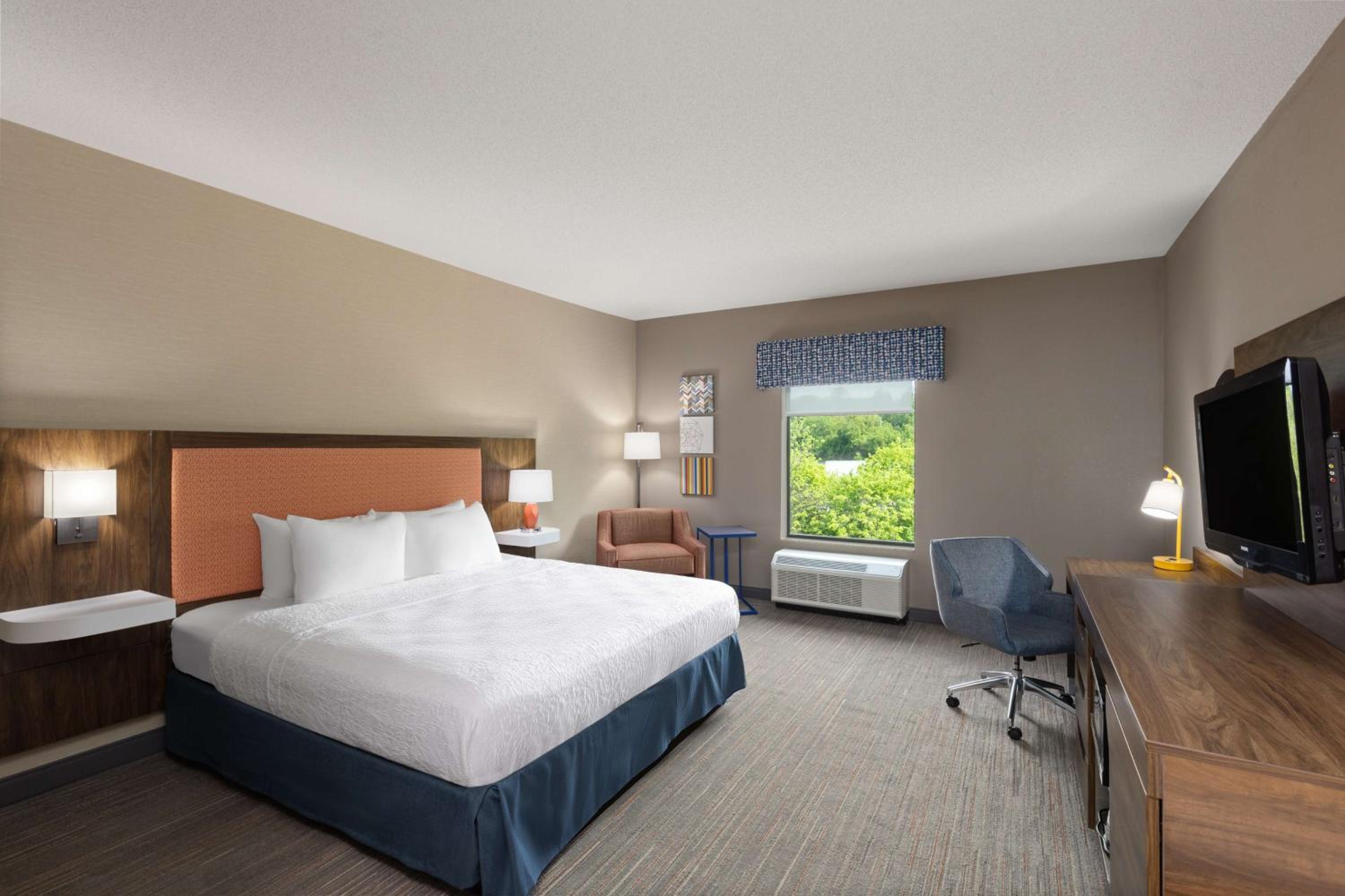 King Room with Accessible Tub - Mobility and Hearing Access/Non-Smoking photo 2