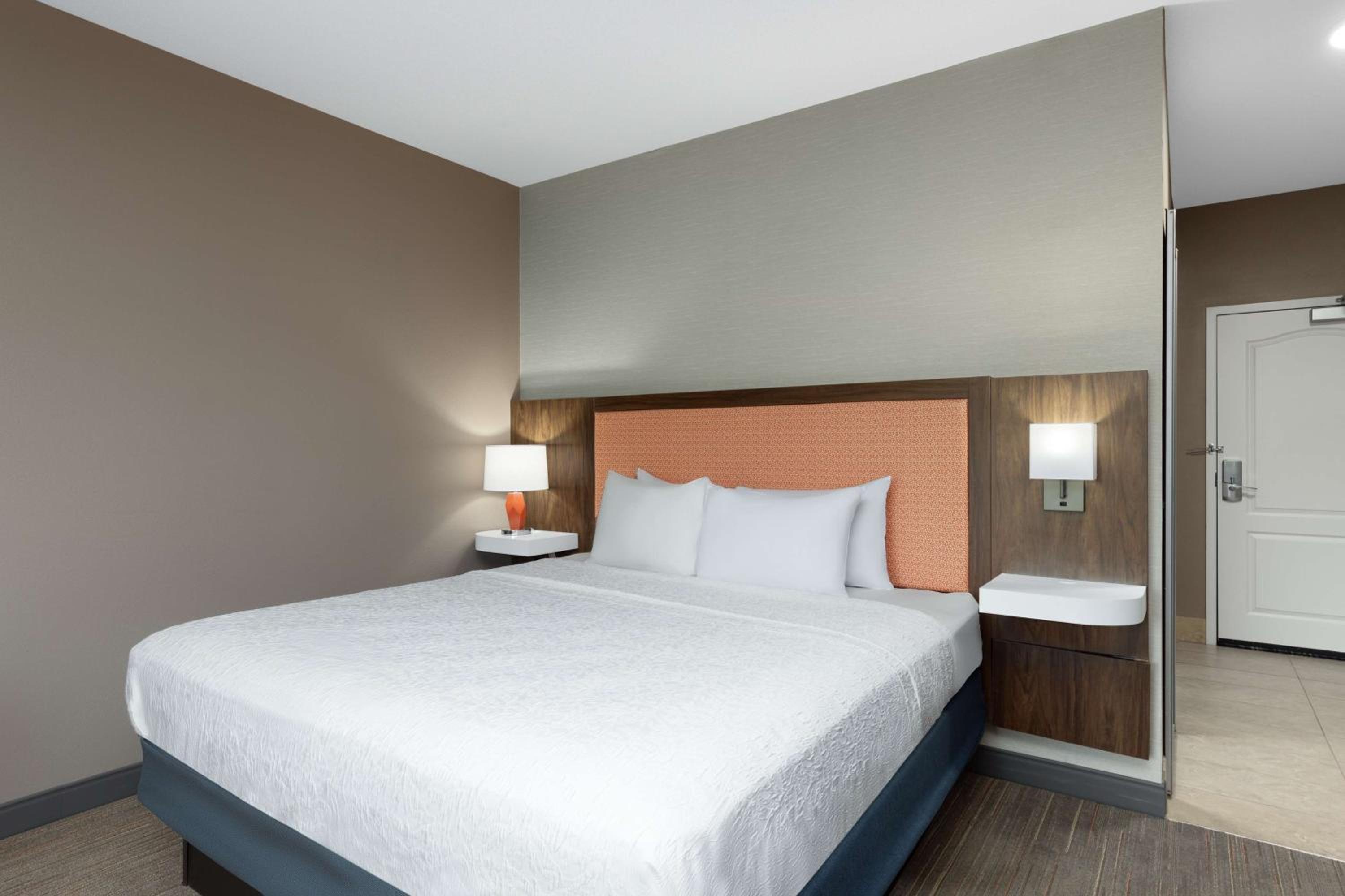 King Room with King Bed - Non-Smoking photo 2
