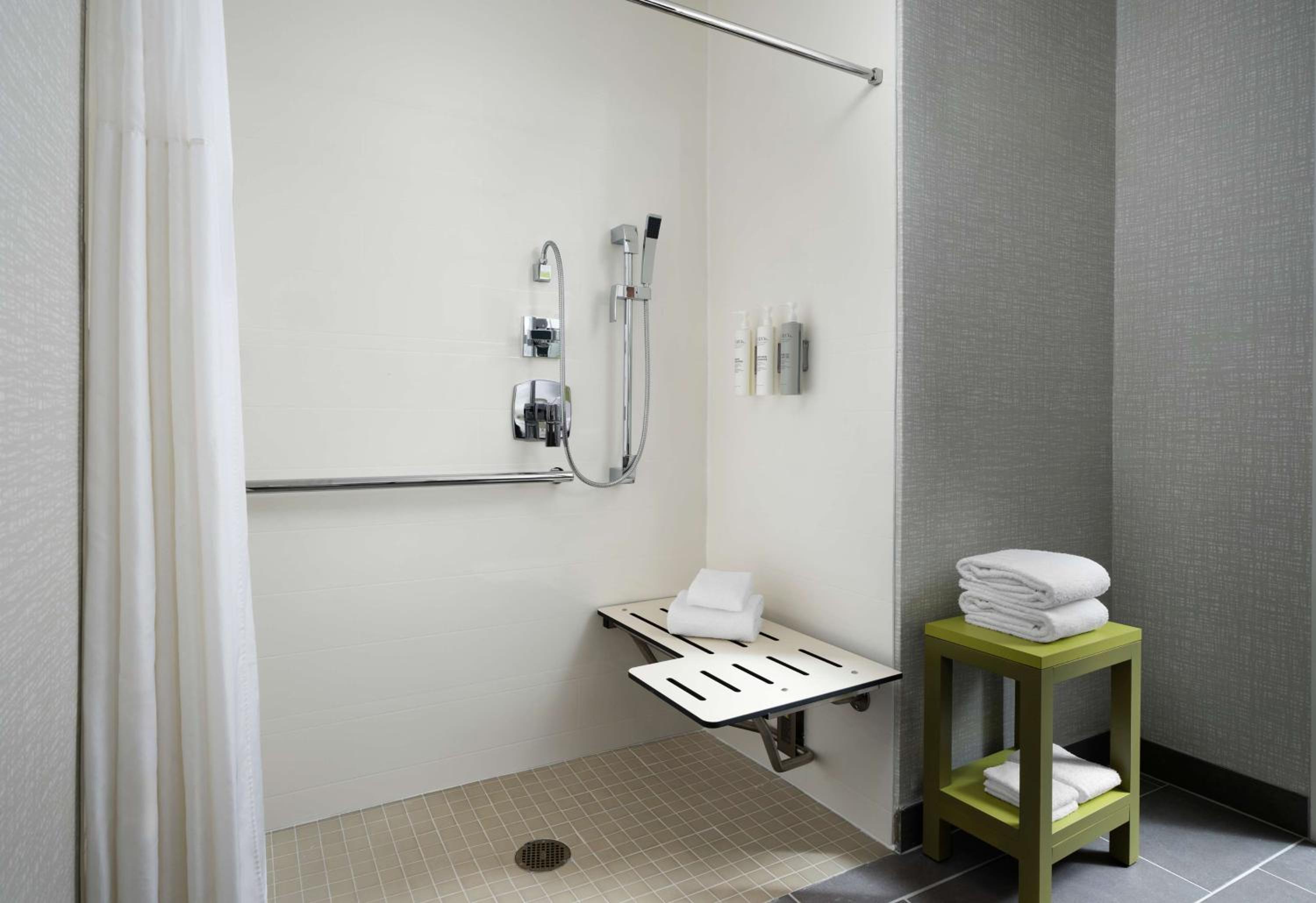 King Room with Roll-In Shower - Mobility and Hearing Access/Non-Smoking - Photo 4