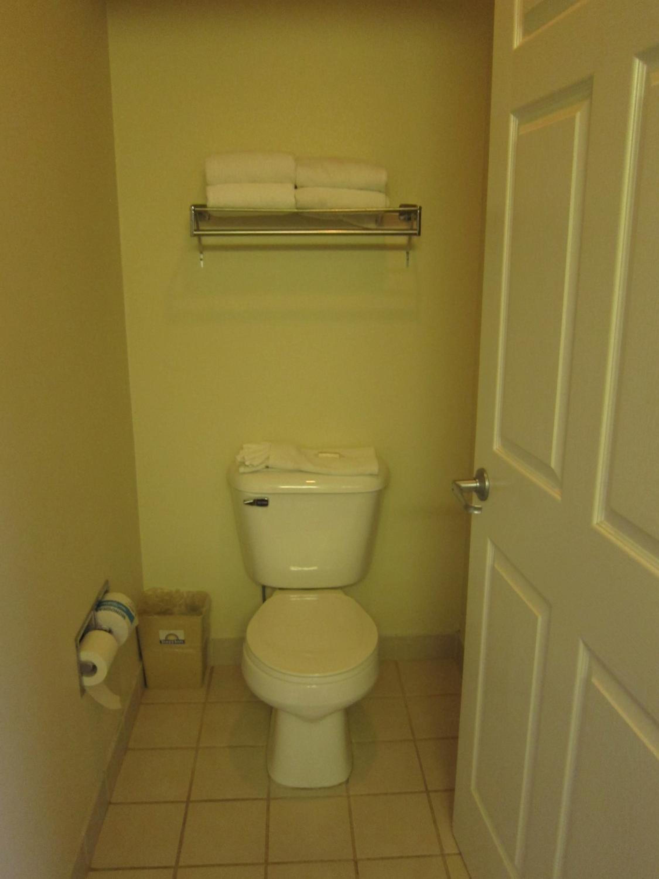 Queen Room - Non-Smoking - Photo 8