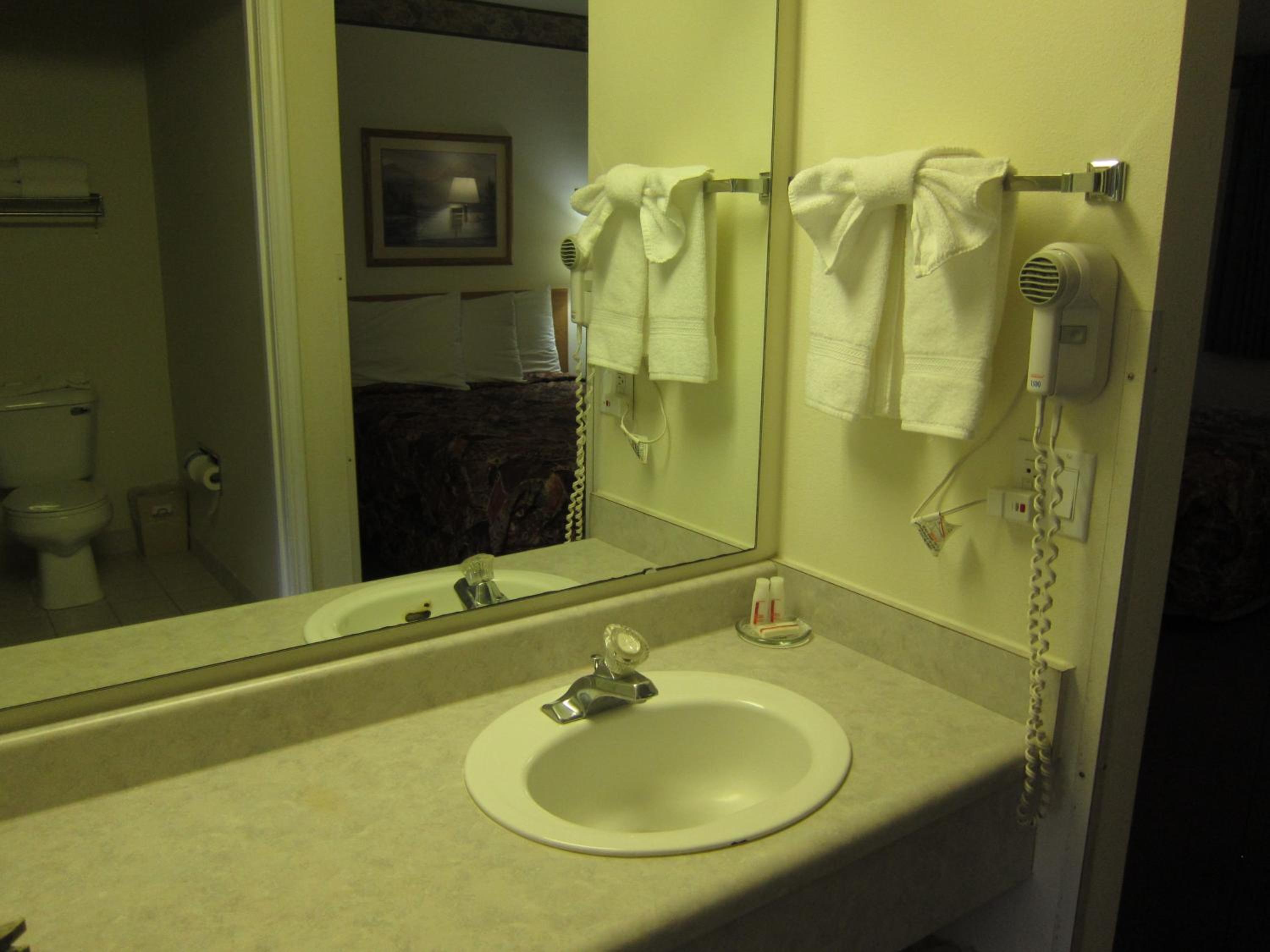 Queen Room - Non-Smoking - Photo 6