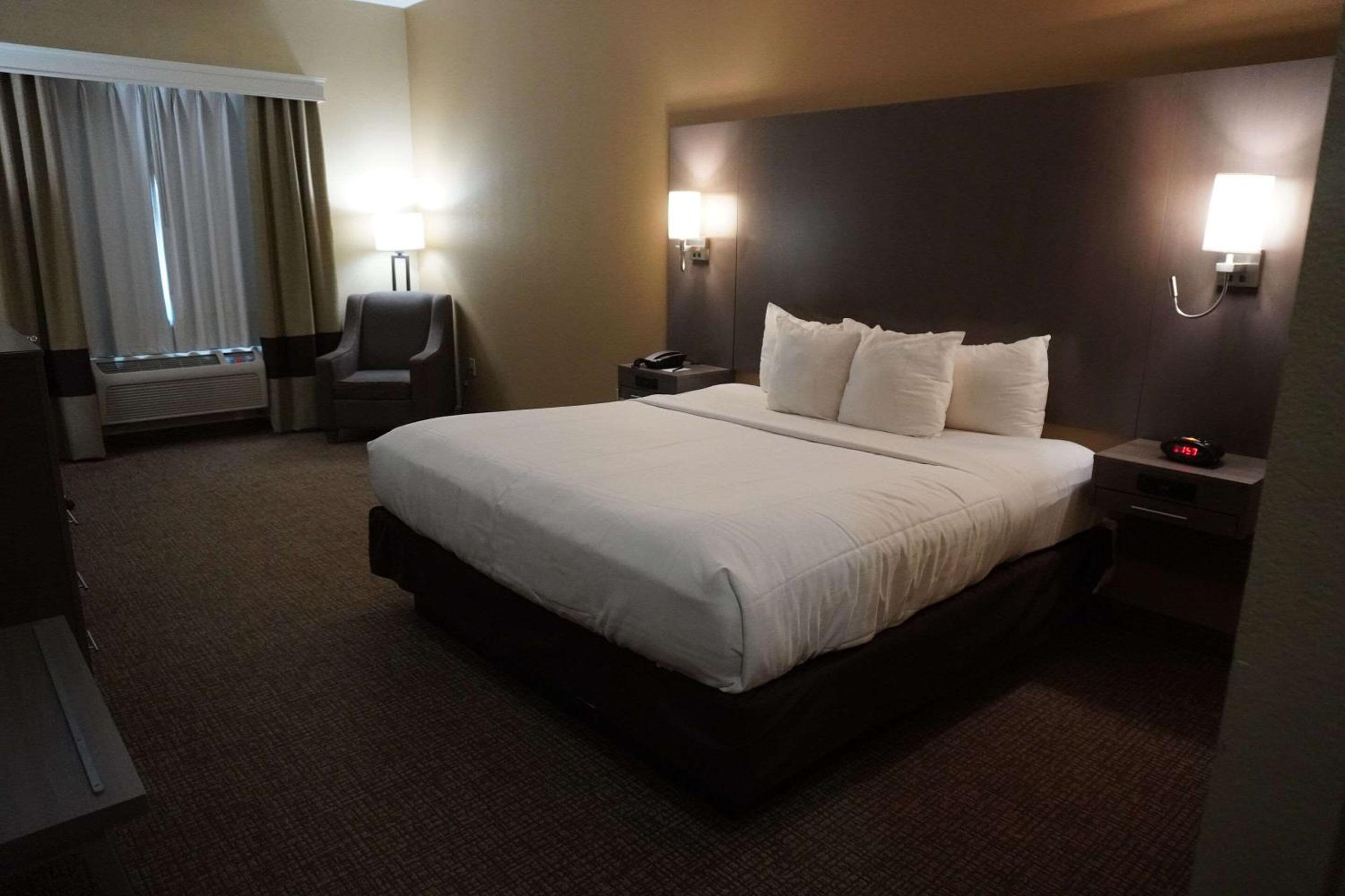 King Suite with Living Room - Non Smoking