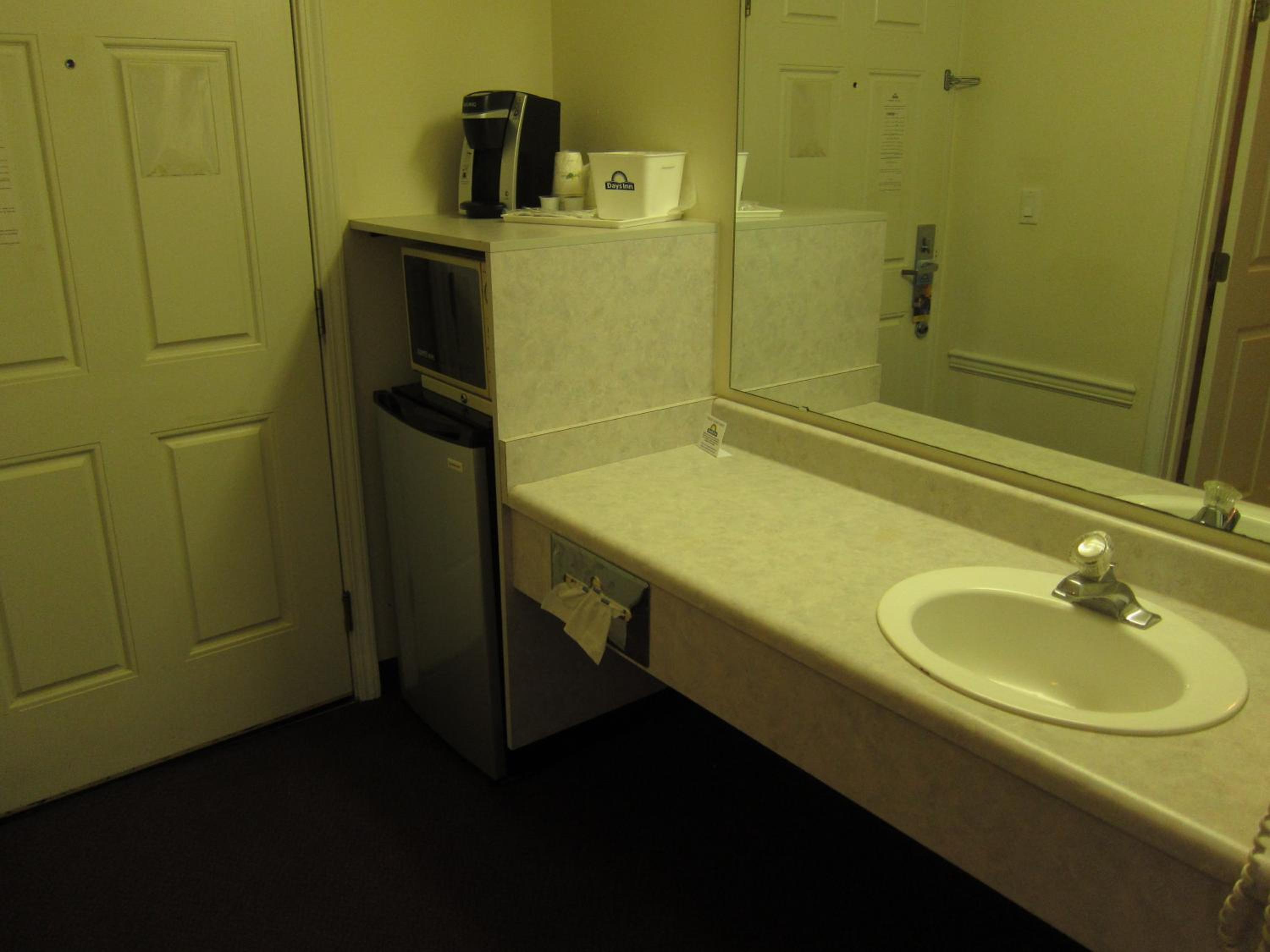 King Room - Non-Smoking - Photo 4
