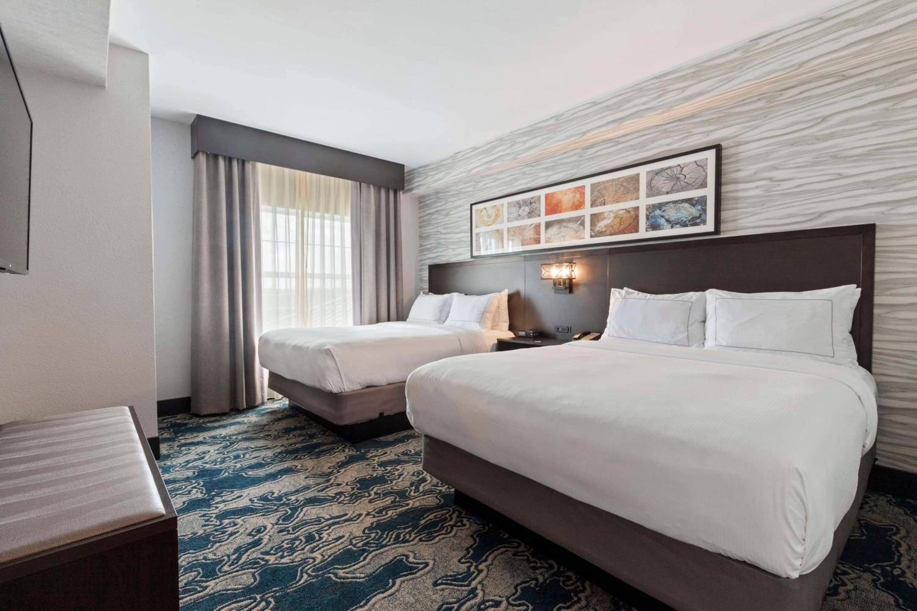Two-Room Queen Suite with Two Queen Beds and Sofa Bed - Photo 2