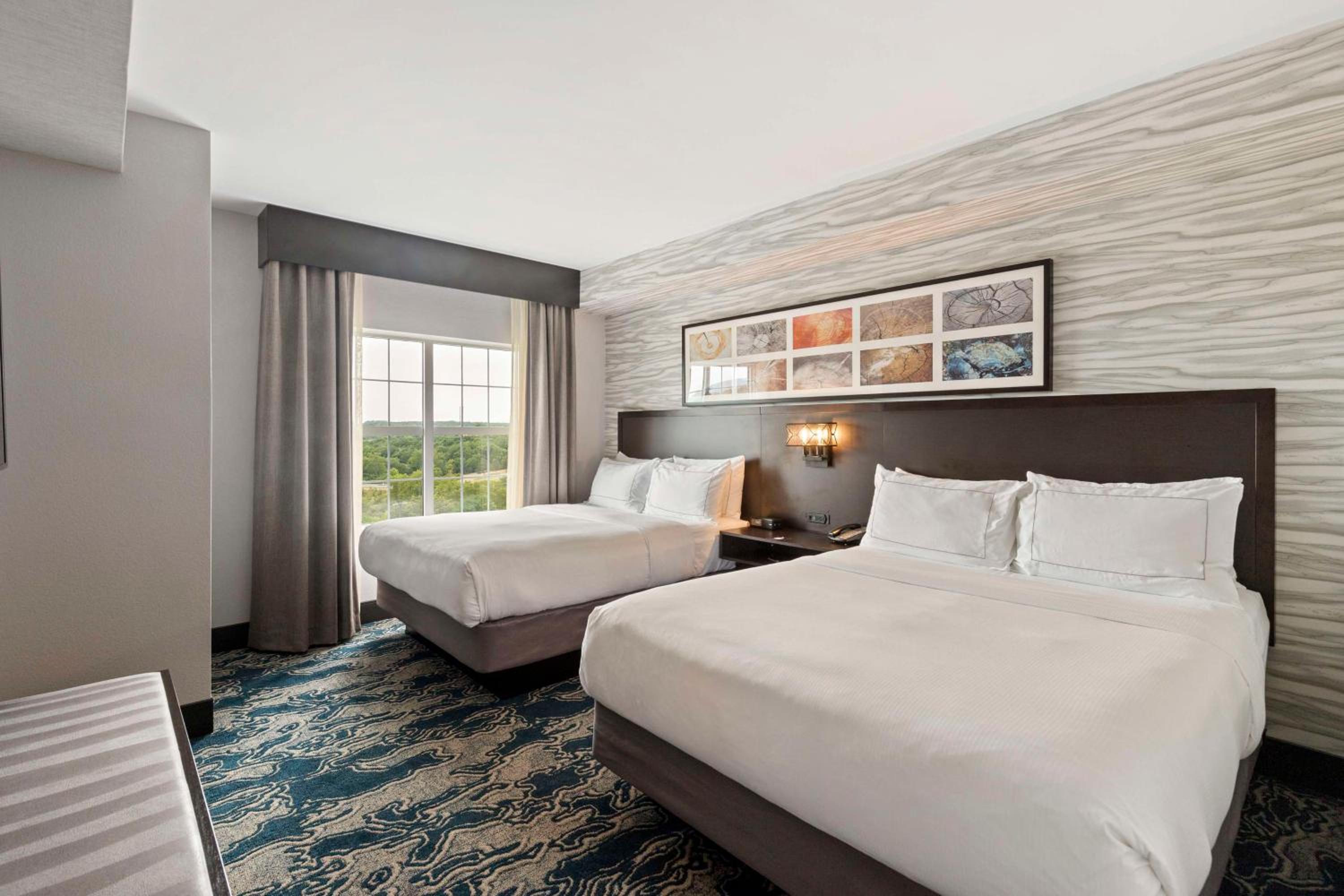 Two-Room Queen Suite with Two Queen Beds and Sofa Bed and Mountain View - Photo 2