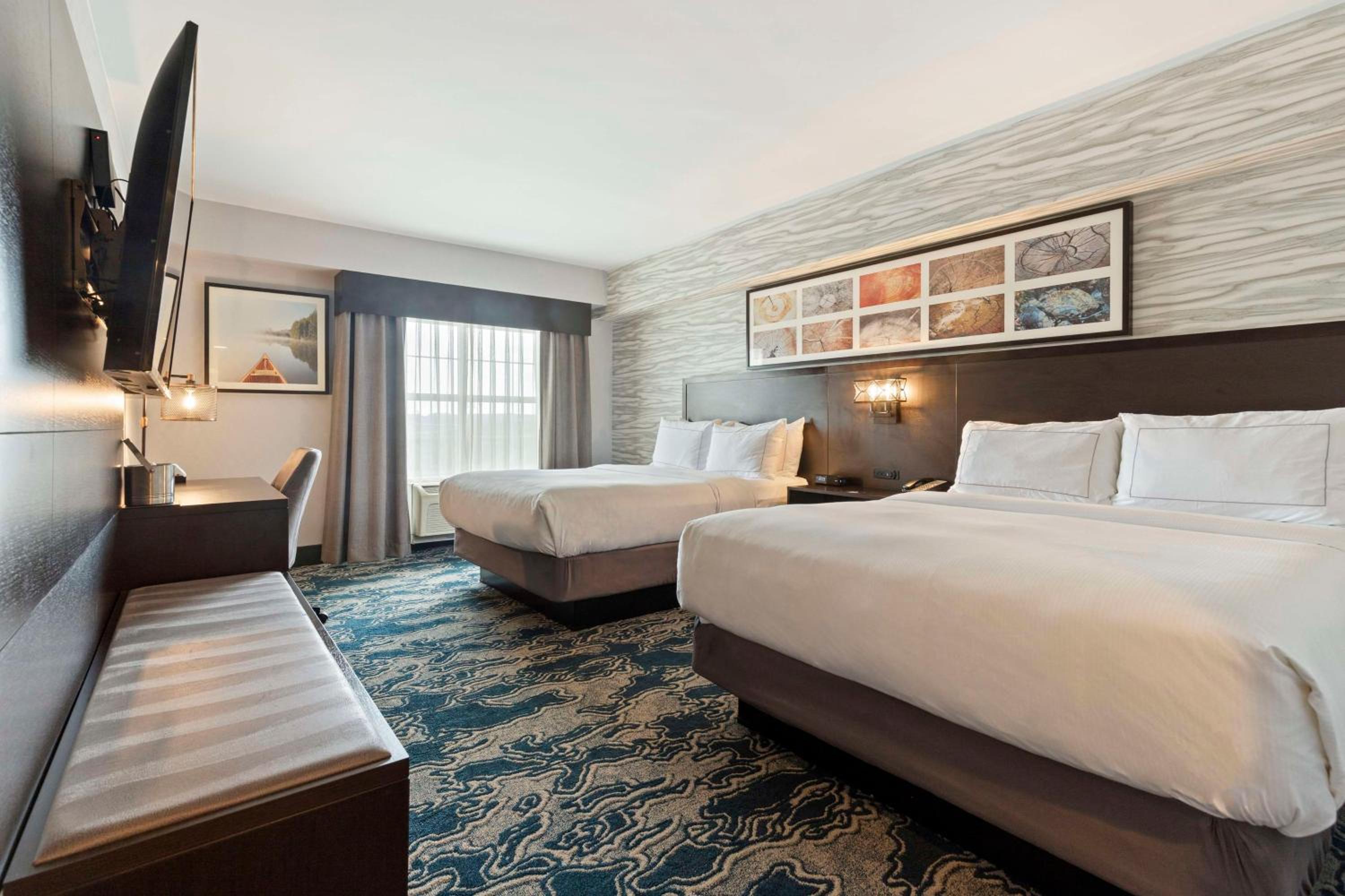 Queen Room with Two Queen Beds - Photo 2