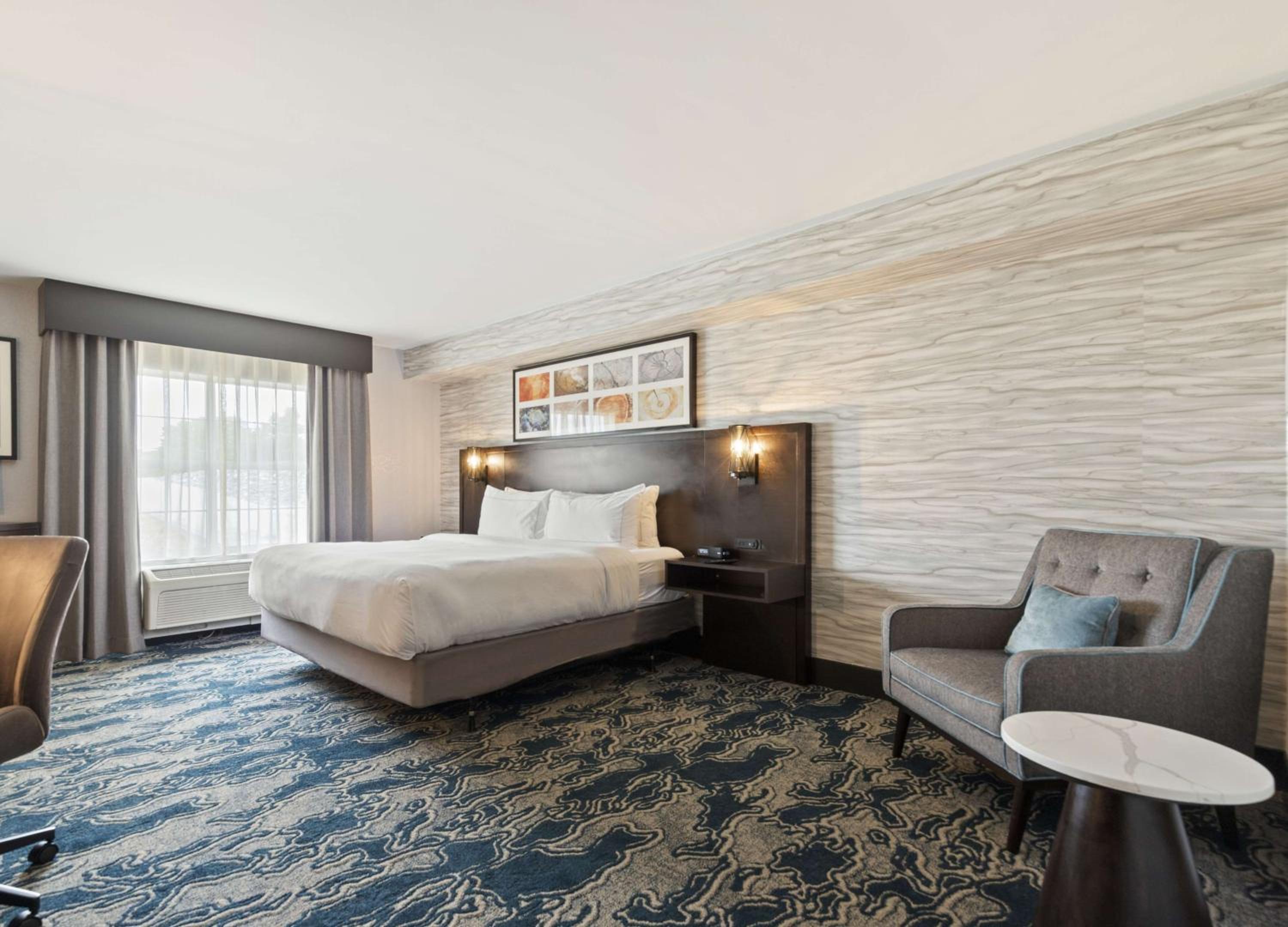 King Room with Roll-In Shower - Mobility/Hearing Accessible - Photo 3