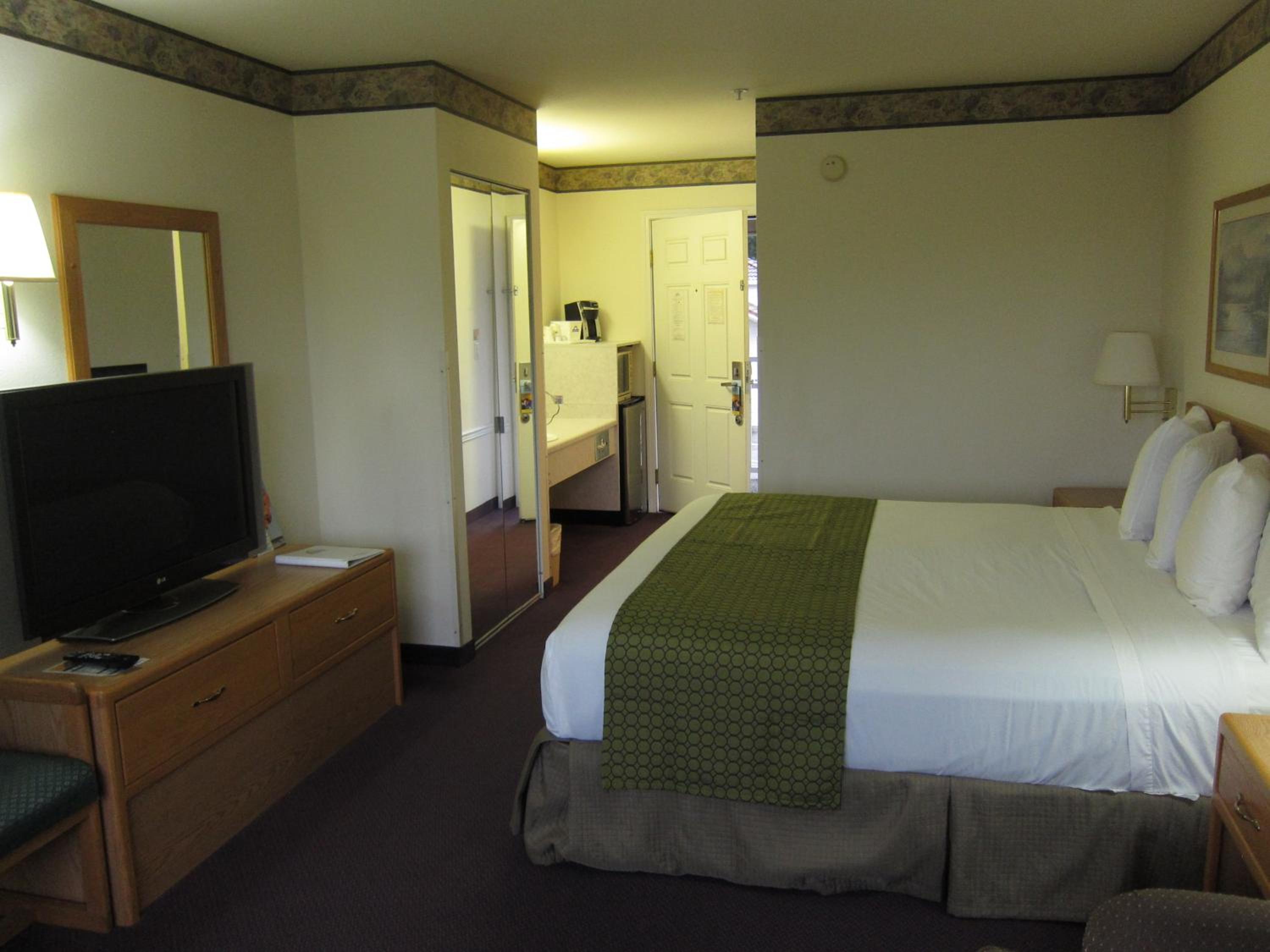 King Room - Non-Smoking - Photo 5