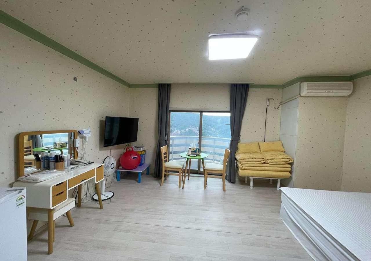 Family Room photo 3