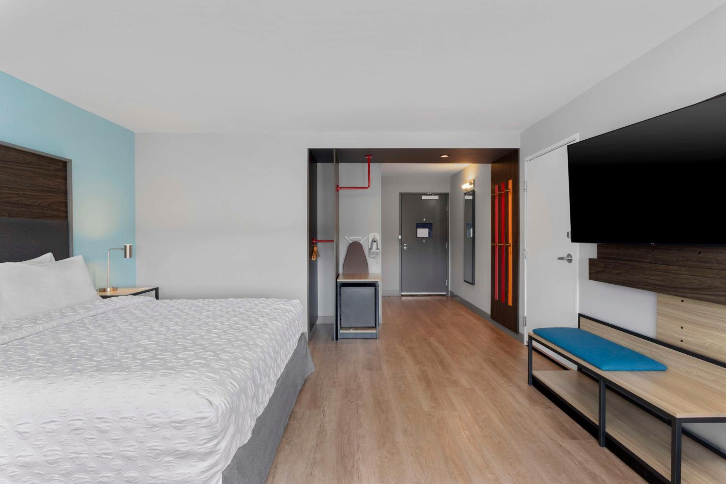 King Room with Roll-In Shower - Mobility Access - Photo 1