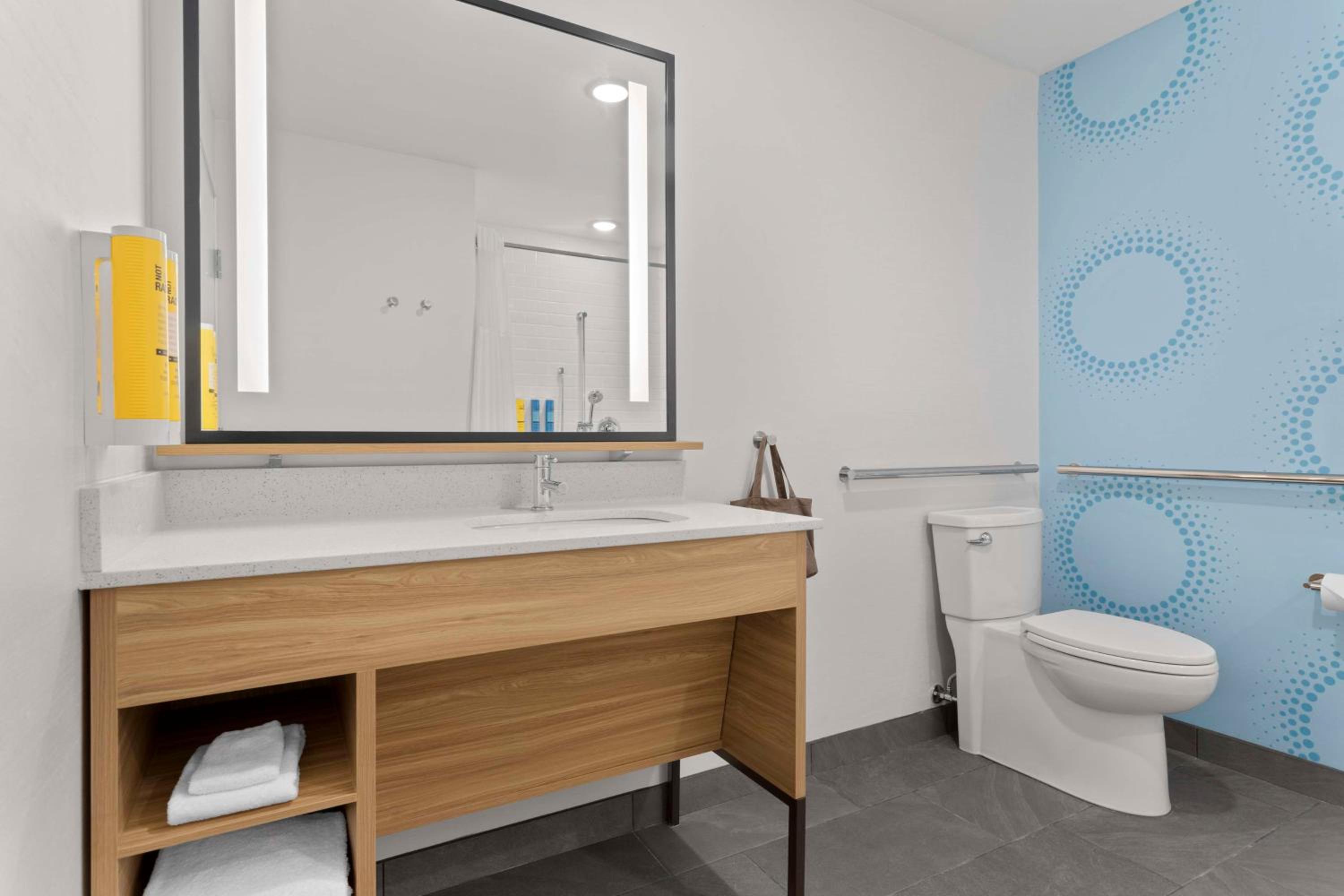 King Room with Roll-In Shower - Mobility Access - Photo 4