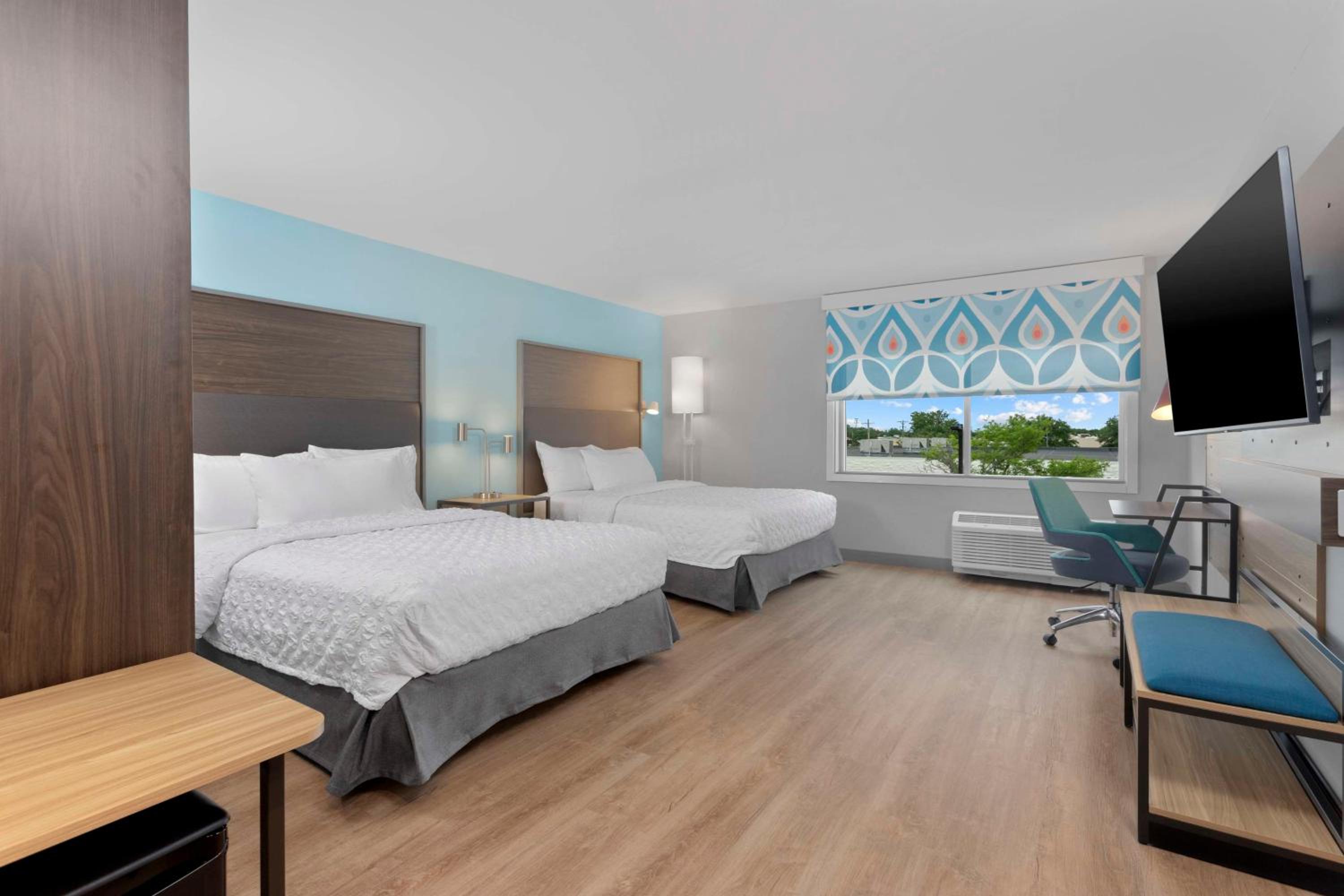 Queen Room with Two Queen Beds and Roll-In Shower - Mobility Access - Photo 2