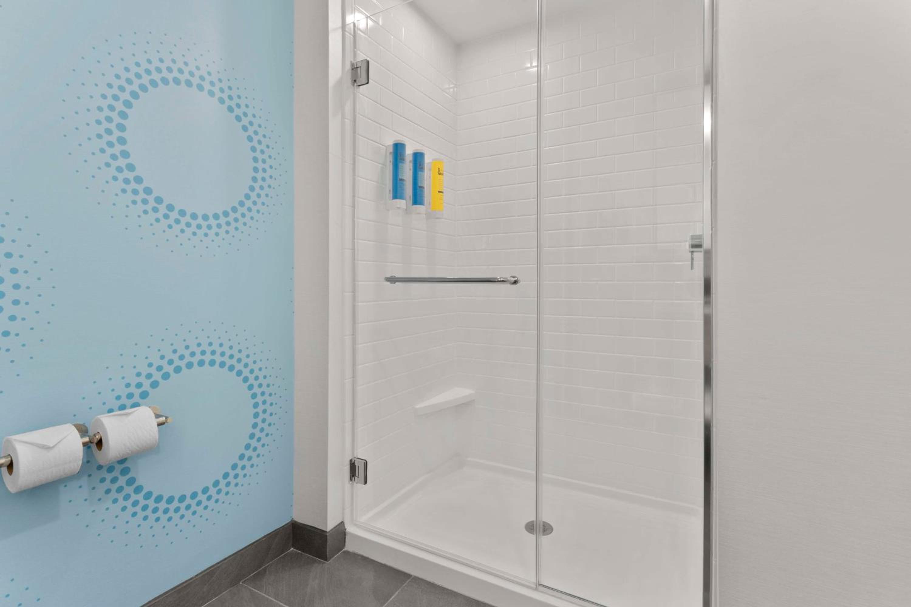 King Room with Walk-In Shower - Photo 3